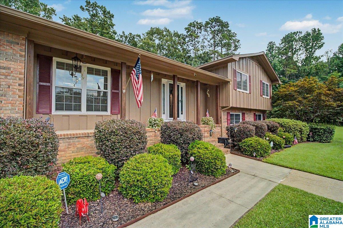 Photo 2 of Single family home for sale at 7 Meadowview Cir, Jasper, AL 35501 | MLS# 21465542 | Listing updated on 2026-09-21