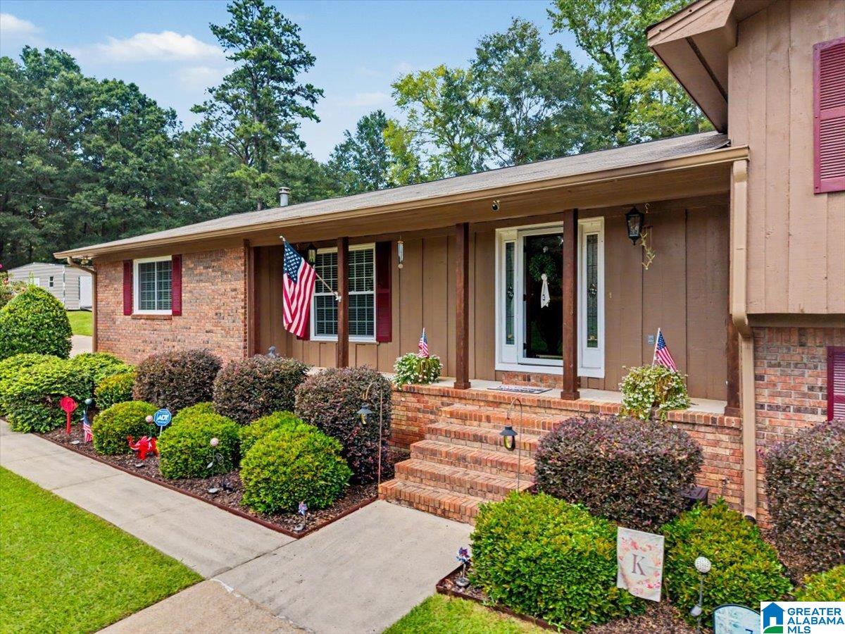 Photo 3 of Single family home for sale at 7 Meadowview Cir, Jasper, AL 35501 | MLS# 21465542 | Listing updated on 2026-09-21