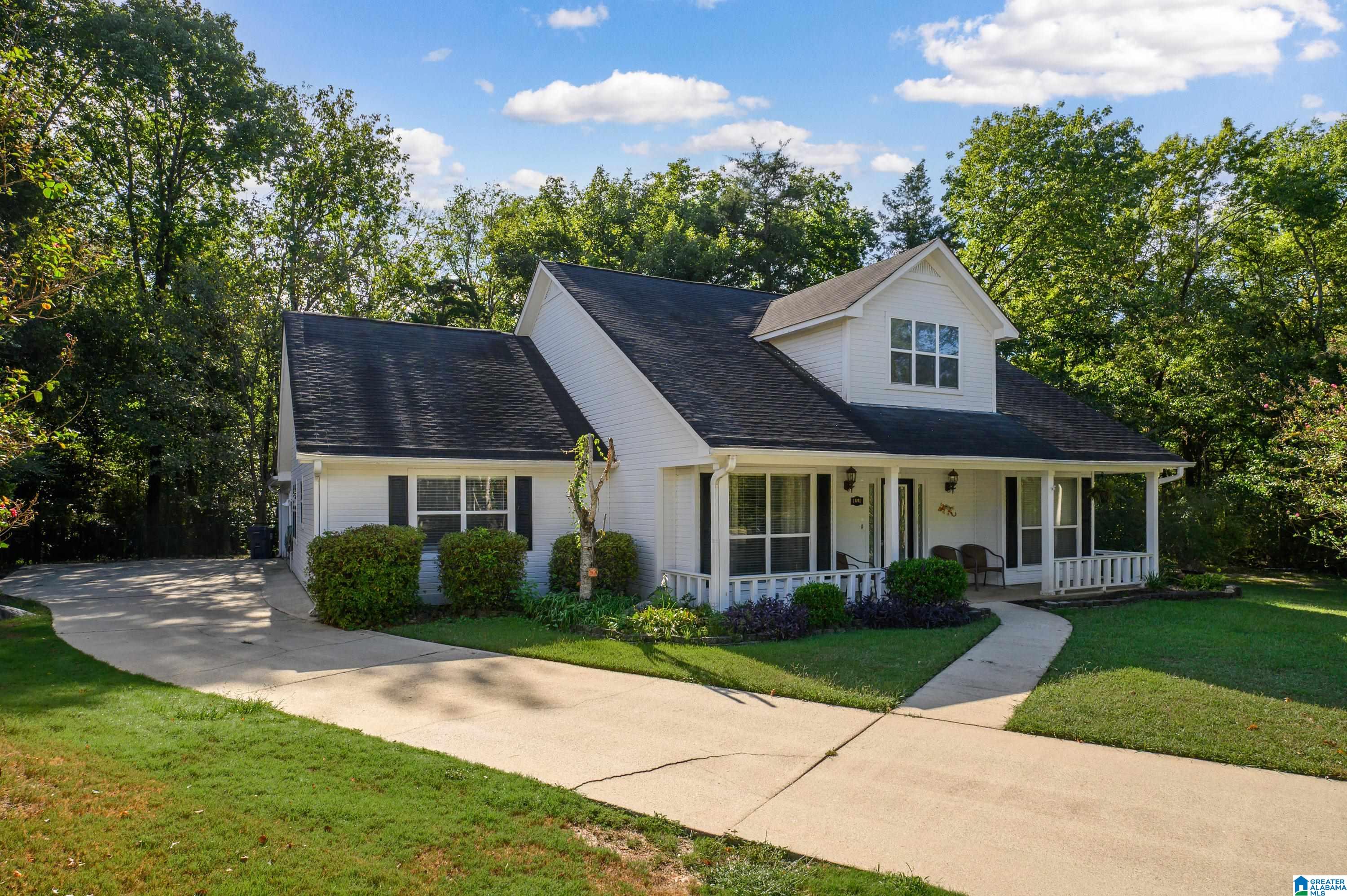 Photo 1 of Single family home for sale at 1601 Windsor Ln, Leeds, AL 35094 | MLS# 21465903 | Listing updated on 2026-10-01