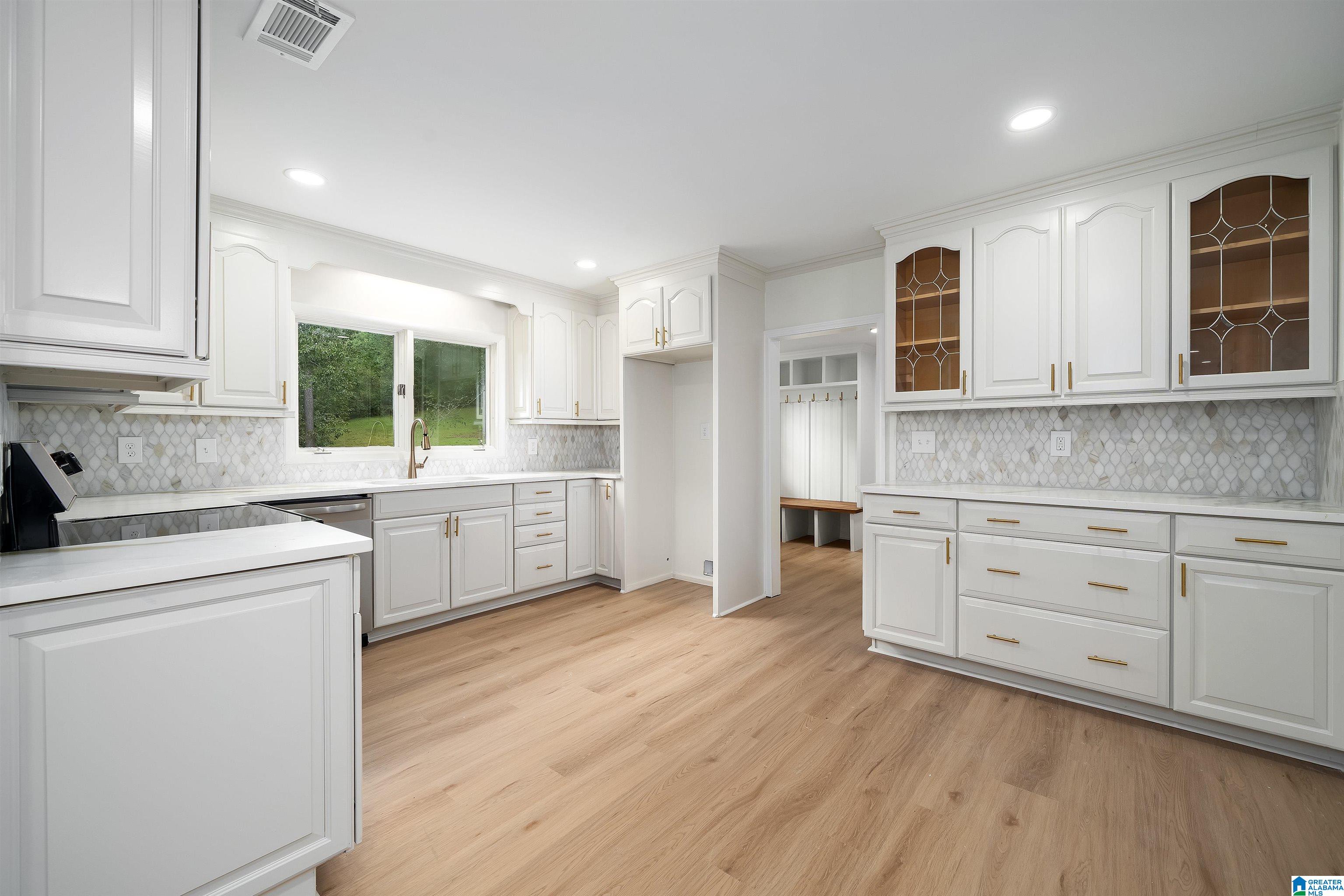 Photo 3 of Single family home for sale at 2701 Eastern Valley Rd, Leeds, AL 35094 | MLS# 21466220 | Listing updated on 2026-09-29