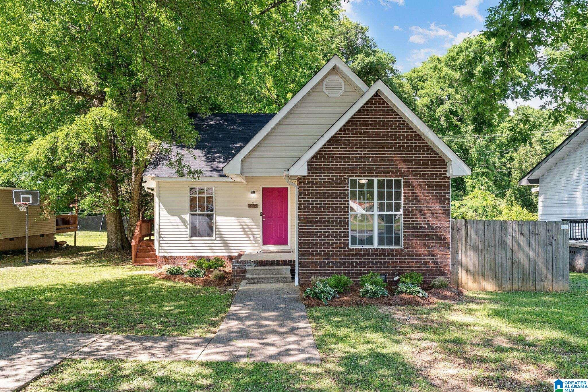 1004 W WALNUT STREET photo 1