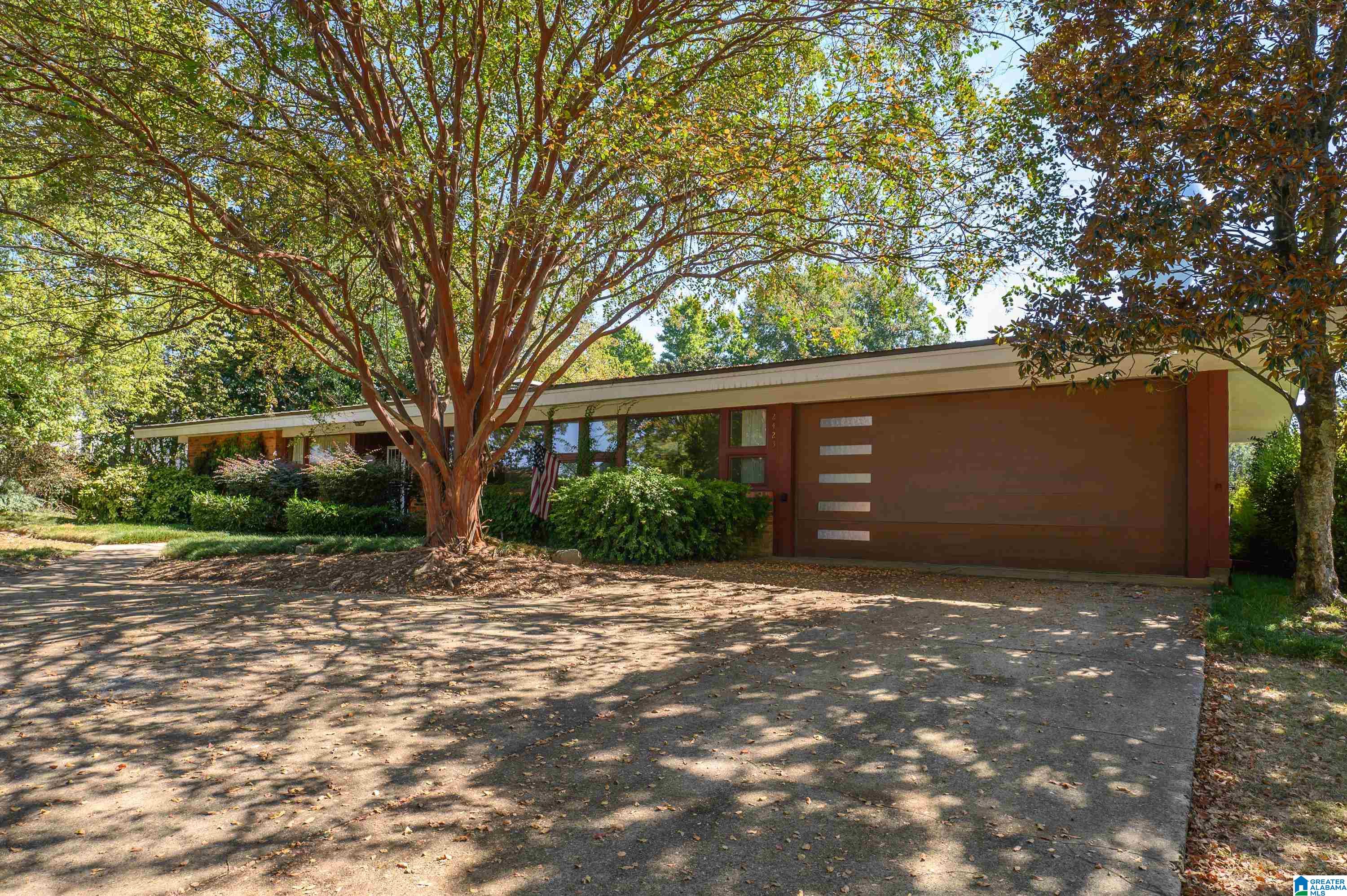 Photo 1 of Single family home for sale at 2423 Vestavia Dr, Vestavia, AL 35216 | MLS# 21466555 | Listing updated on 2026-10-03