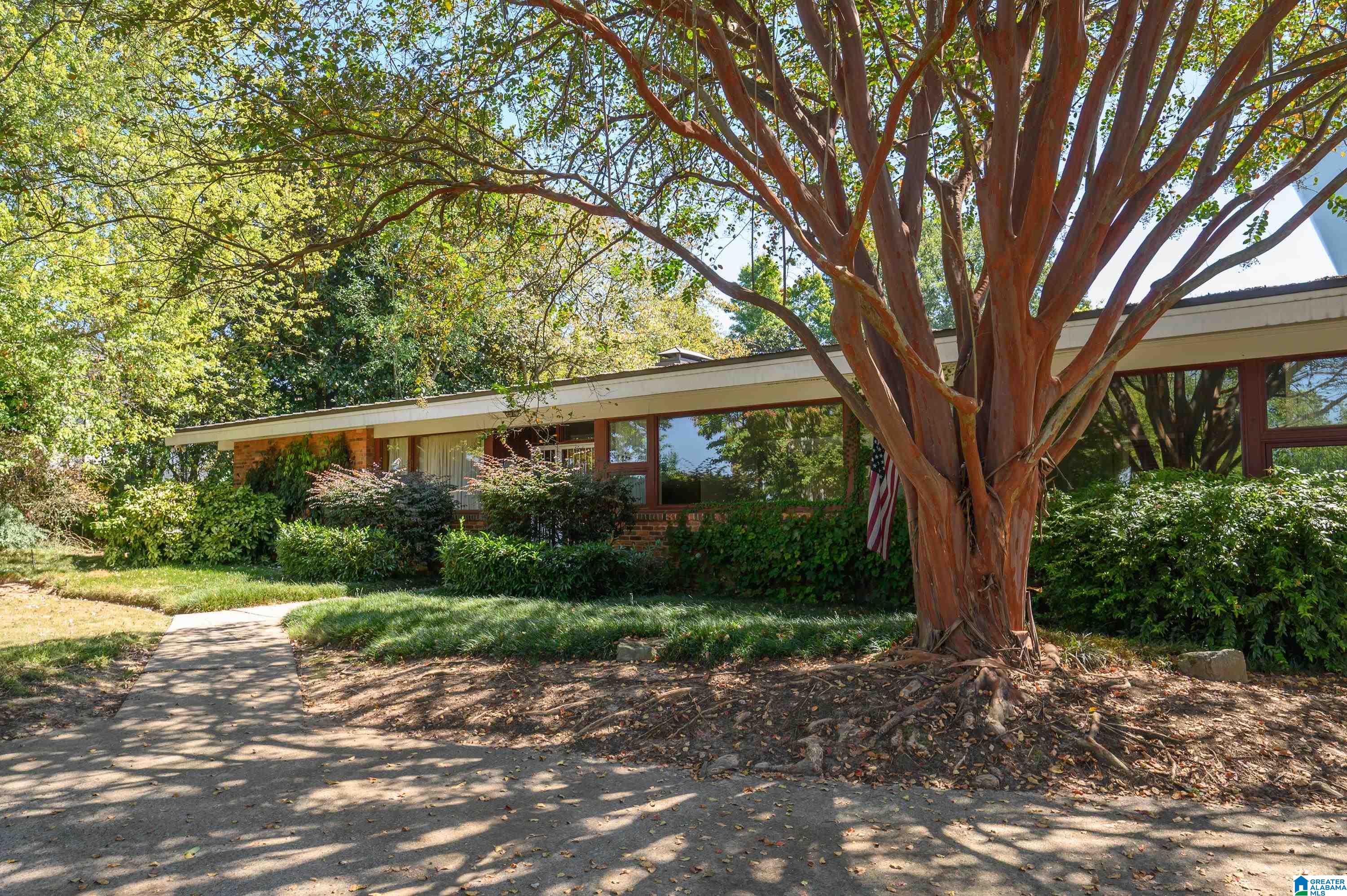 Photo 2 of Single family home for sale at 2423 Vestavia Dr, Vestavia, AL 35216 | MLS# 21466555 | Listing updated on 2026-10-03