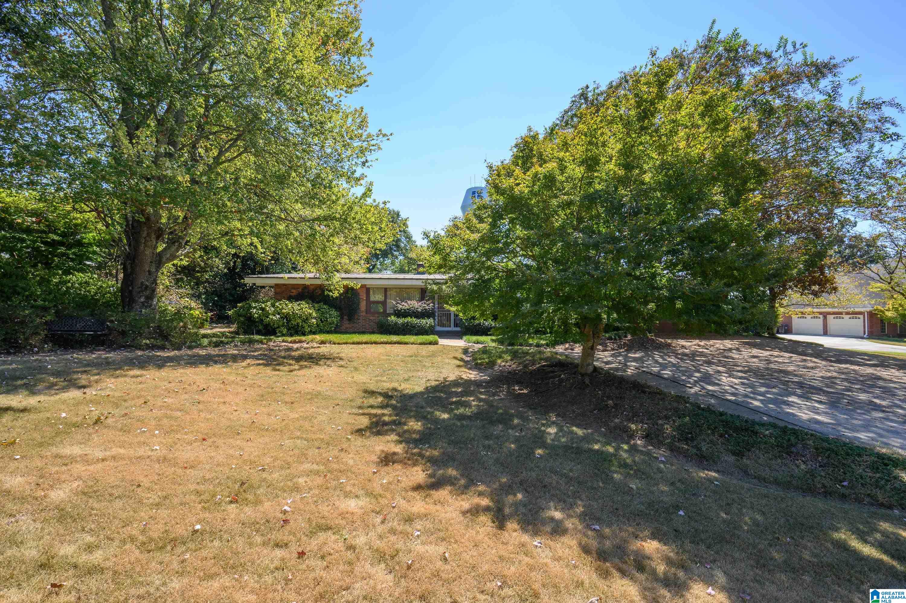 Photo 4 of Single family home for sale at 2423 Vestavia Dr, Vestavia, AL 35216 | MLS# 21466555 | Listing updated on 2026-10-03