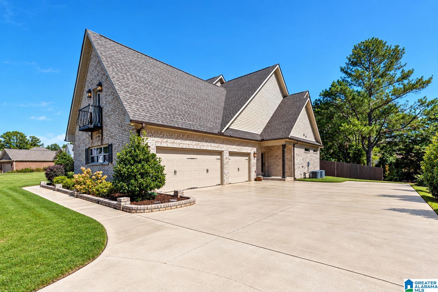 Photo 3 of Single family home for sale at 2055 Edinburgh Dr Sw, Huntsville, AL 35803 | MLS# 21467040 | Listing updated on 2026-10-19