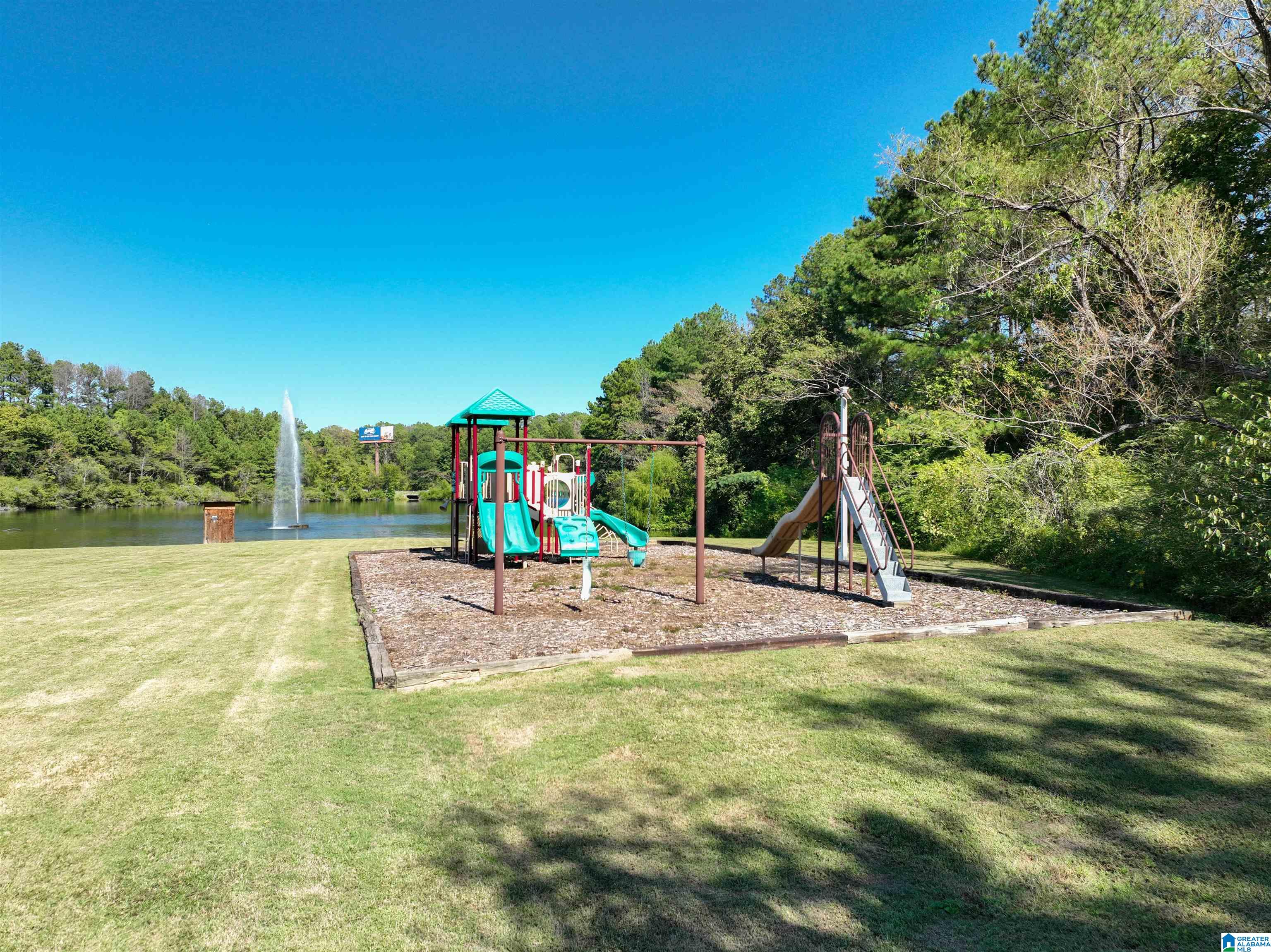 Photo 4 of Single family home for sale at 1009 Lake Shore Cir, Hoover, AL 35244 | MLS# 21467108 | Listing updated on 2026-10-15