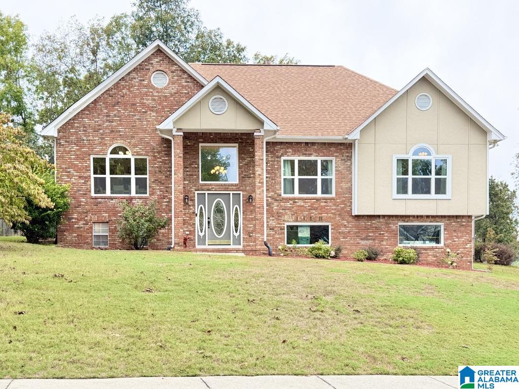 Photo 1 of Sale Pending at 121 Grande Clb Dr, Alabaster, AL 35114 | MLS# 21467422 | Listing updated on 2026-10-17