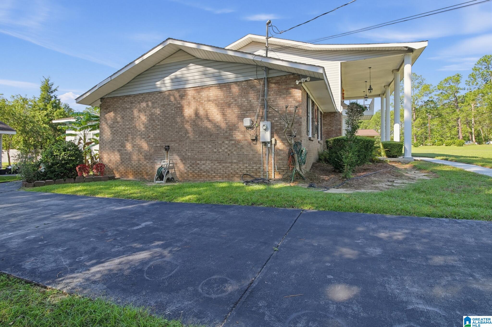 Photo 4 of Single family home for sale at 902 Dubois St, Dothan, AL 36303 | MLS# 21467762 | Listing updated on 2026-10-22