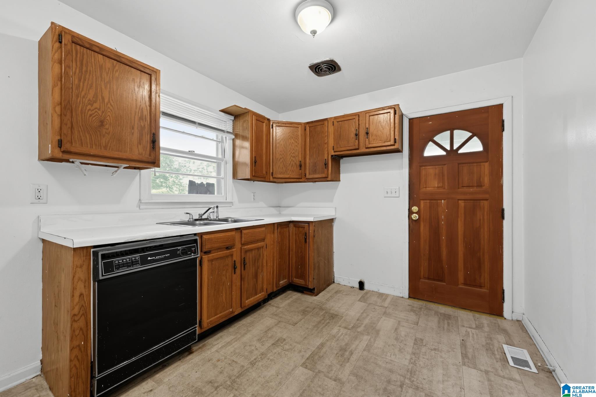 Photo 4 of Single family home for sale at 1657 4th Way NW, Center Point, AL 35215 | MLS# 21468122 | Listing updated on 2026-10-21