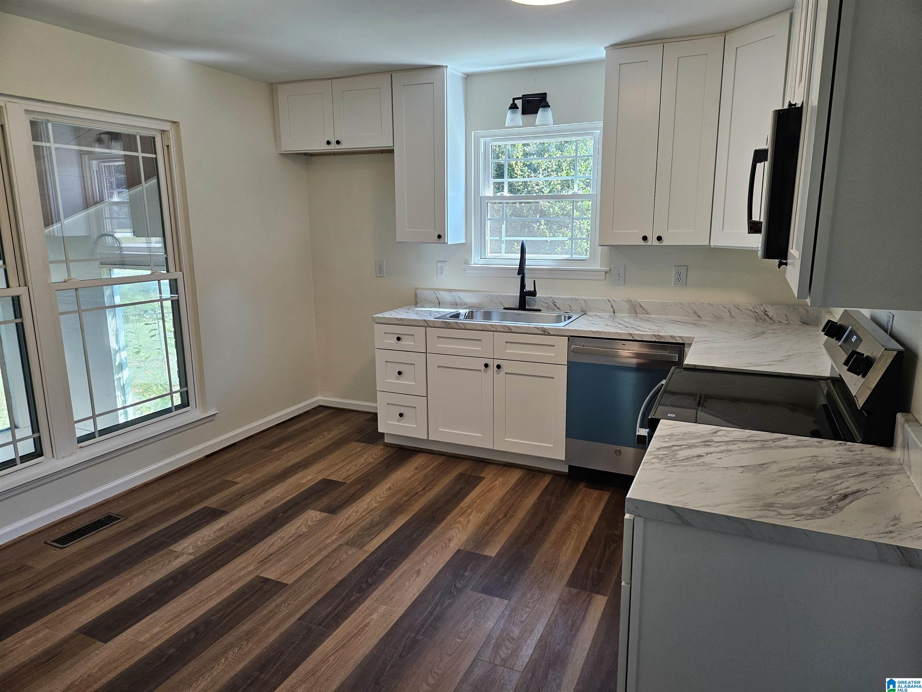 Photo 3 of Single family home for sale at 401 Mountain Lake Cir, Rainbow City, AL 35906 | MLS# 21468301 | Listing updated on 2026-10-22