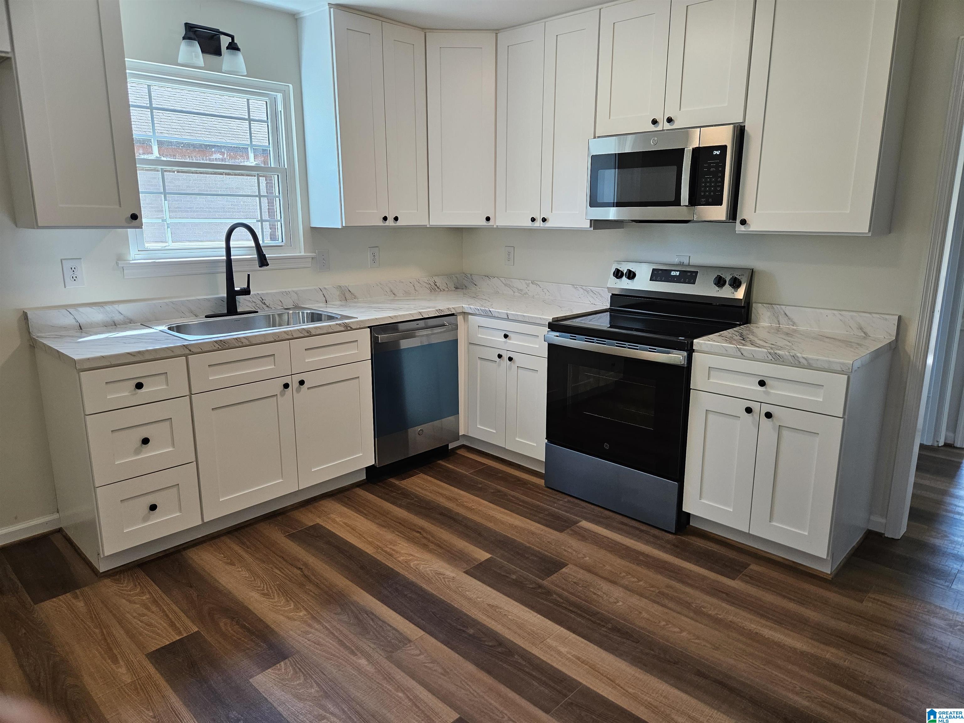 Photo 4 of Single family home for sale at 401 Mountain Lake Cir, Rainbow City, AL 35906 | MLS# 21468301 | Listing updated on 2026-10-22