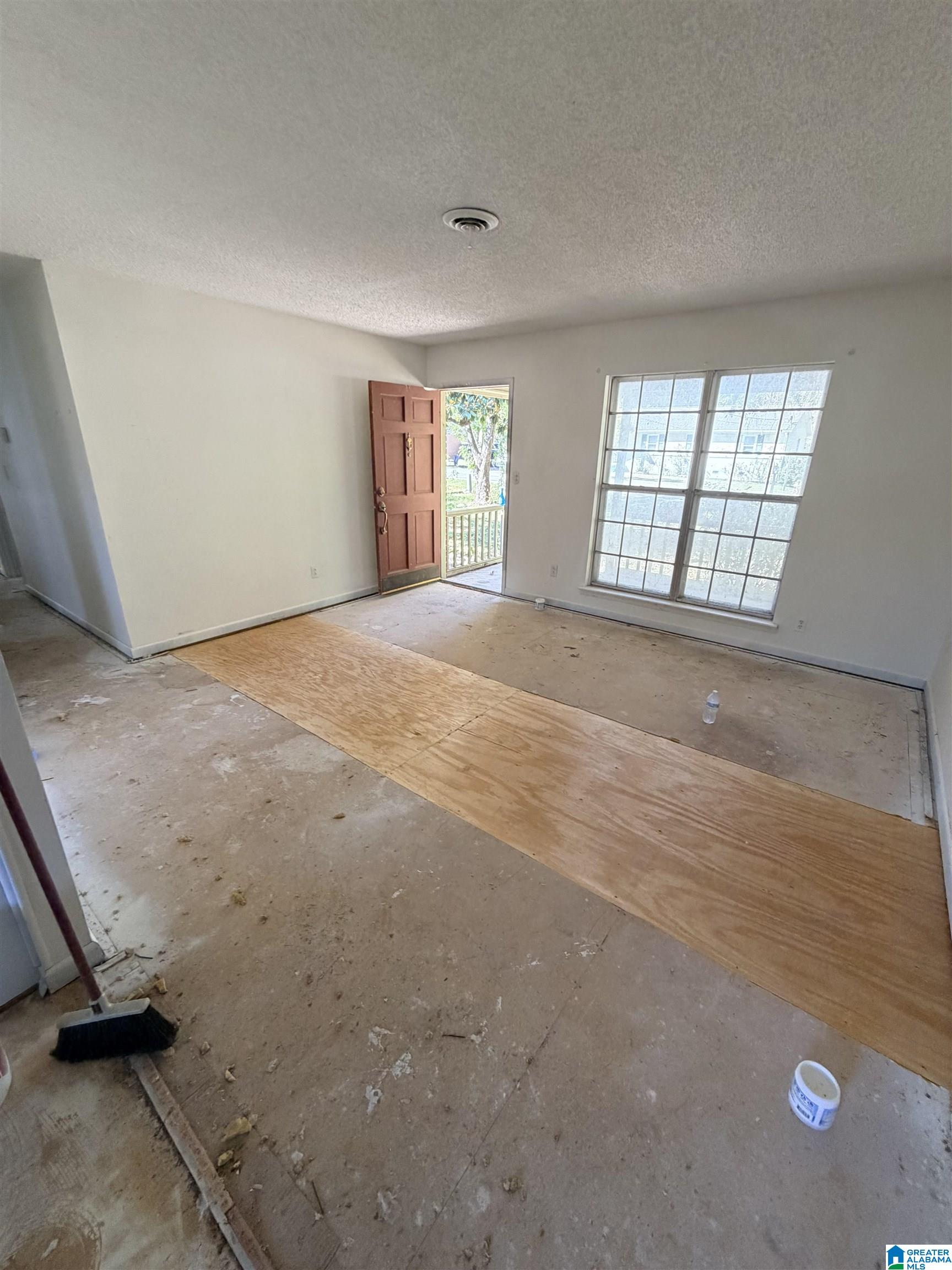 Photo 3 of Single family home for sale at 216 Oneal Dr, Calera, AL 35040 | MLS# 21468329 | Listing updated on 2026-10-22