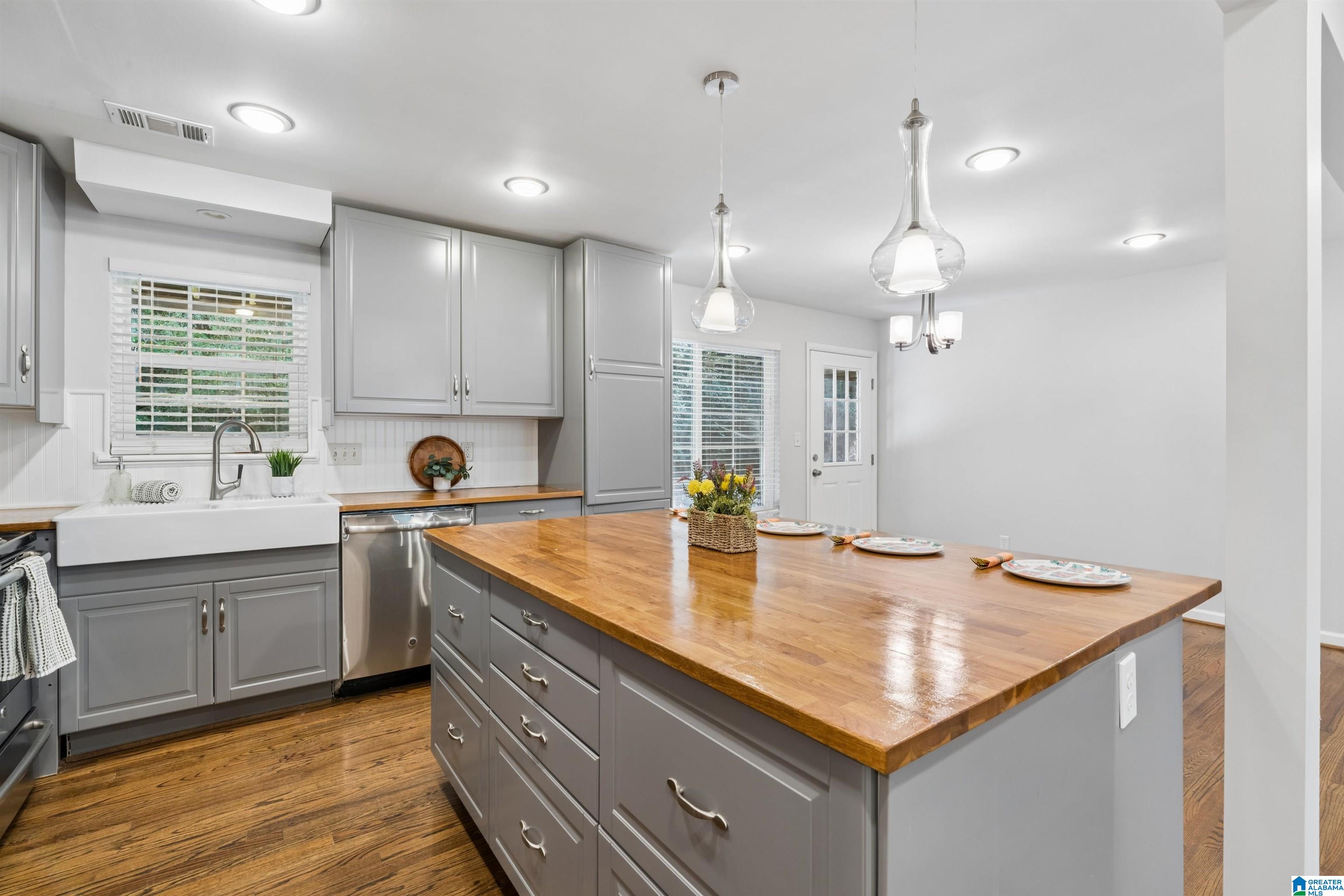 Photo 3 of Condo for sale at 2202 Montreat Cir #A, Vestavia Hills, AL 35216 | MLS# 21468382 | Listing updated on 2026-10-22