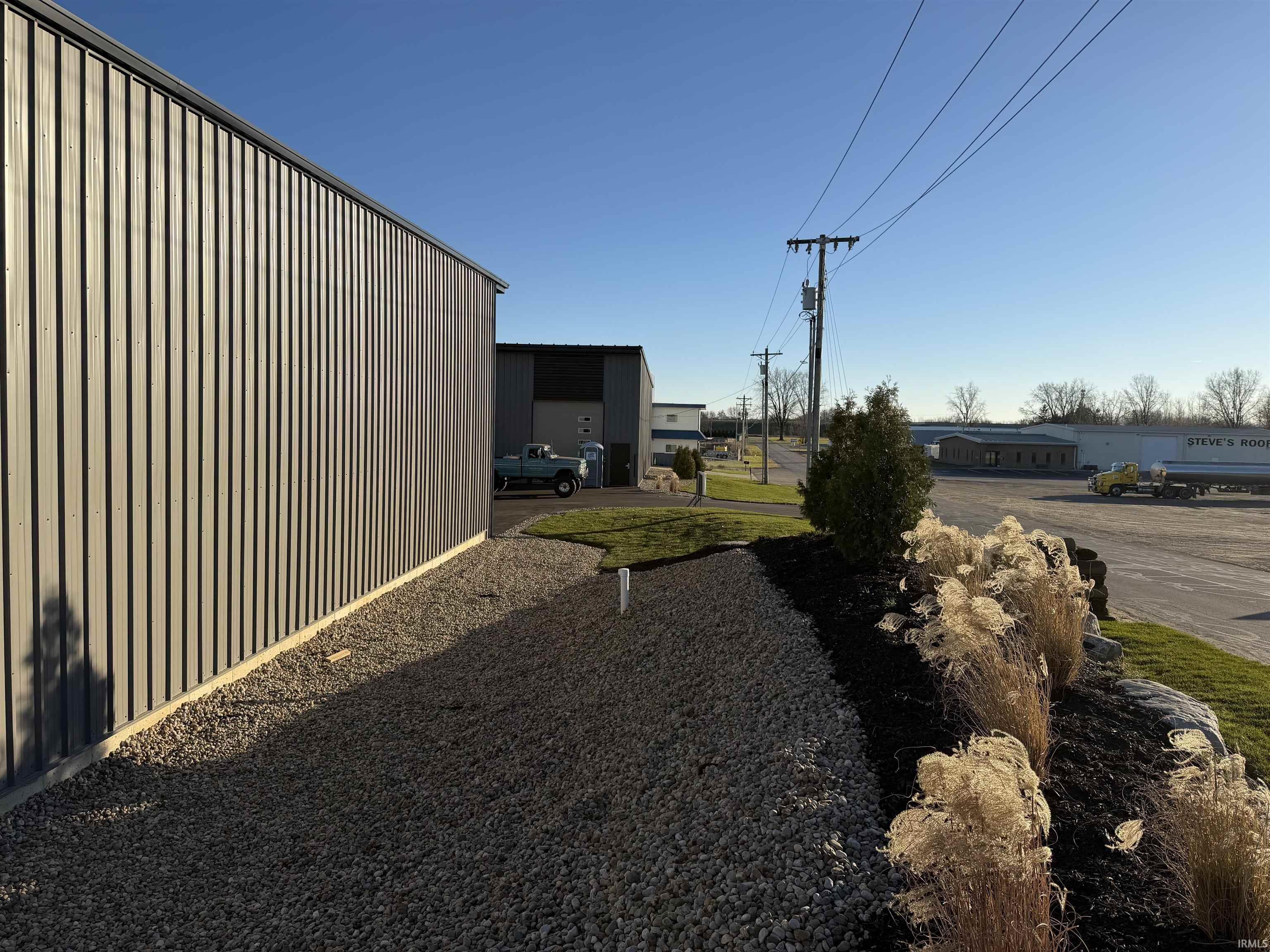 View of yard with an outbuilding