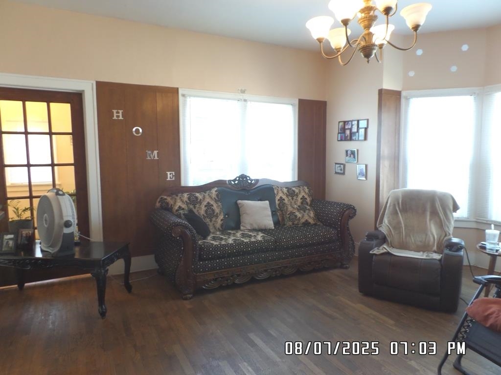 Photo 3 of 421 W Garfield Avenue