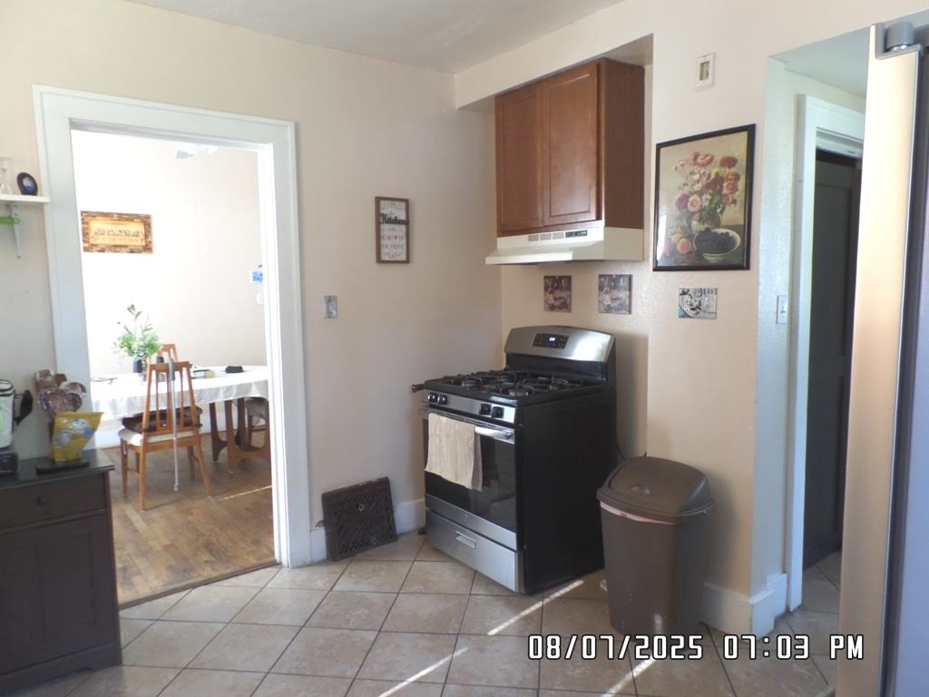 Photo 5 of 421 W Garfield Avenue