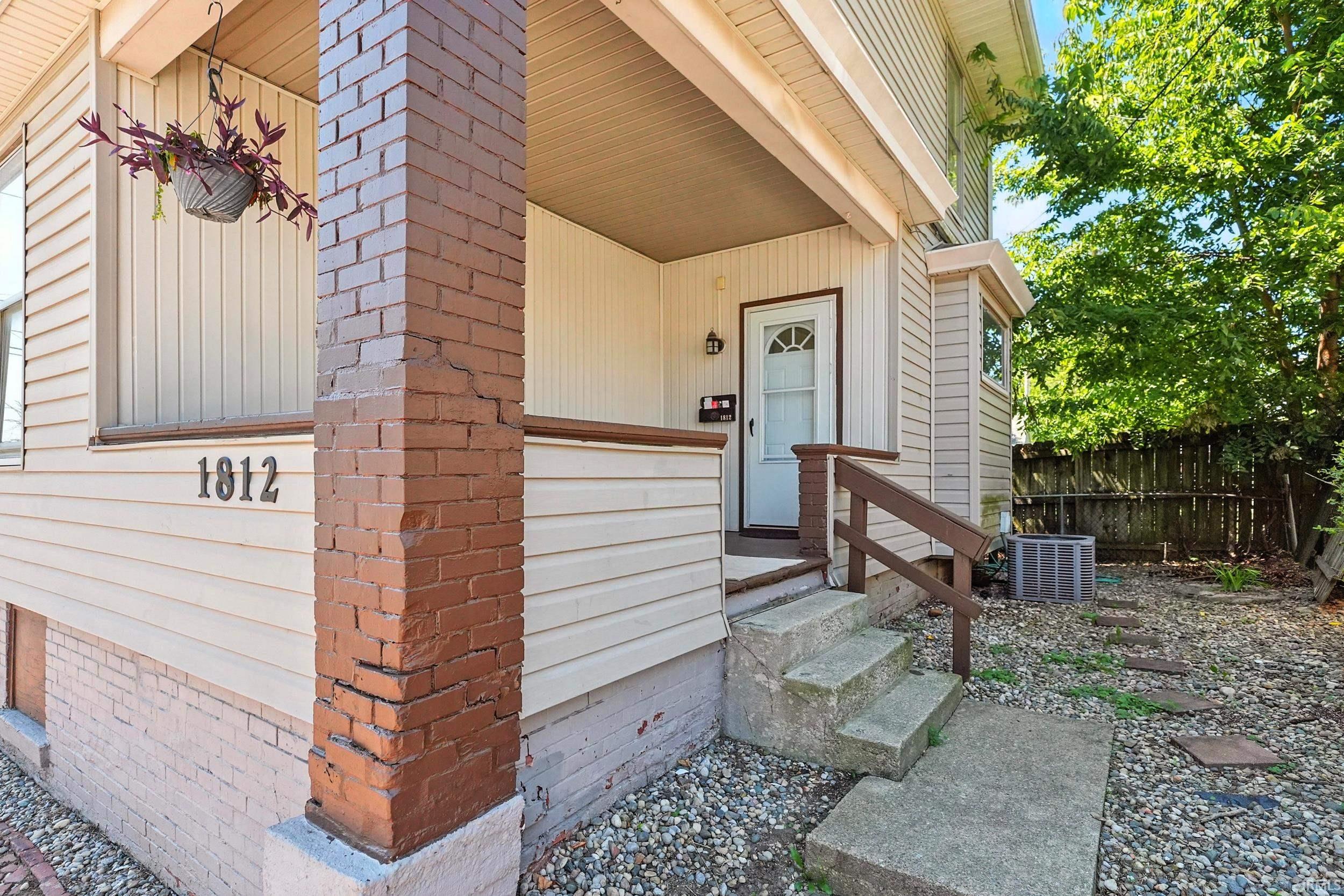 Photo 3 of 1814 College Street