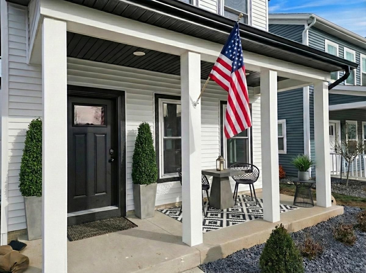 Doorway to property with a porch