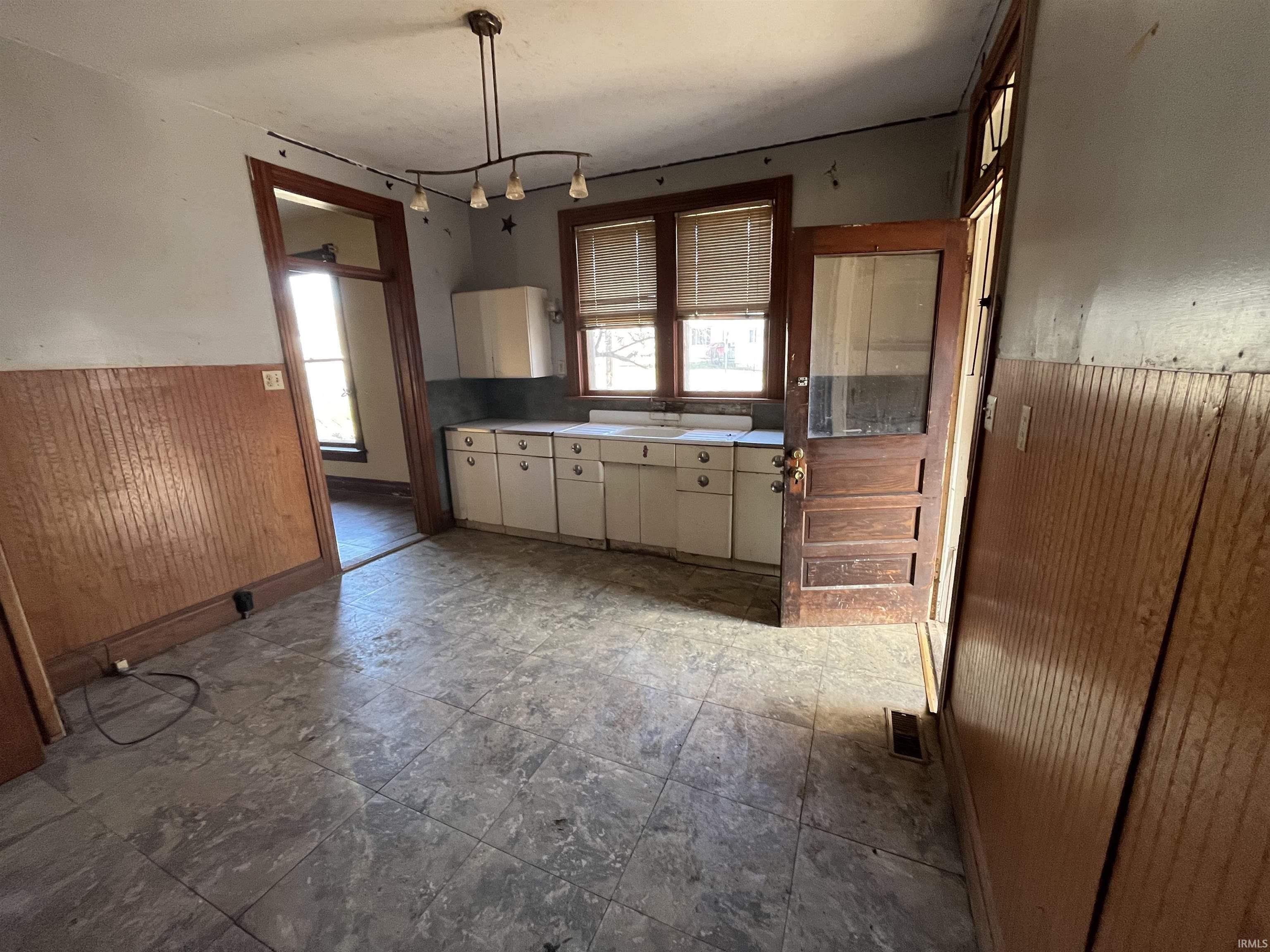 Photo 3 of 495 Manchester Avenue