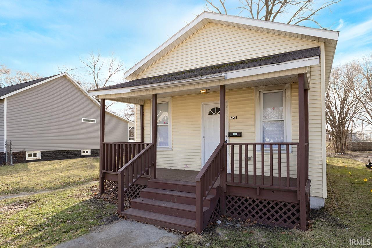 View of front of home featuring a porch and a front yard