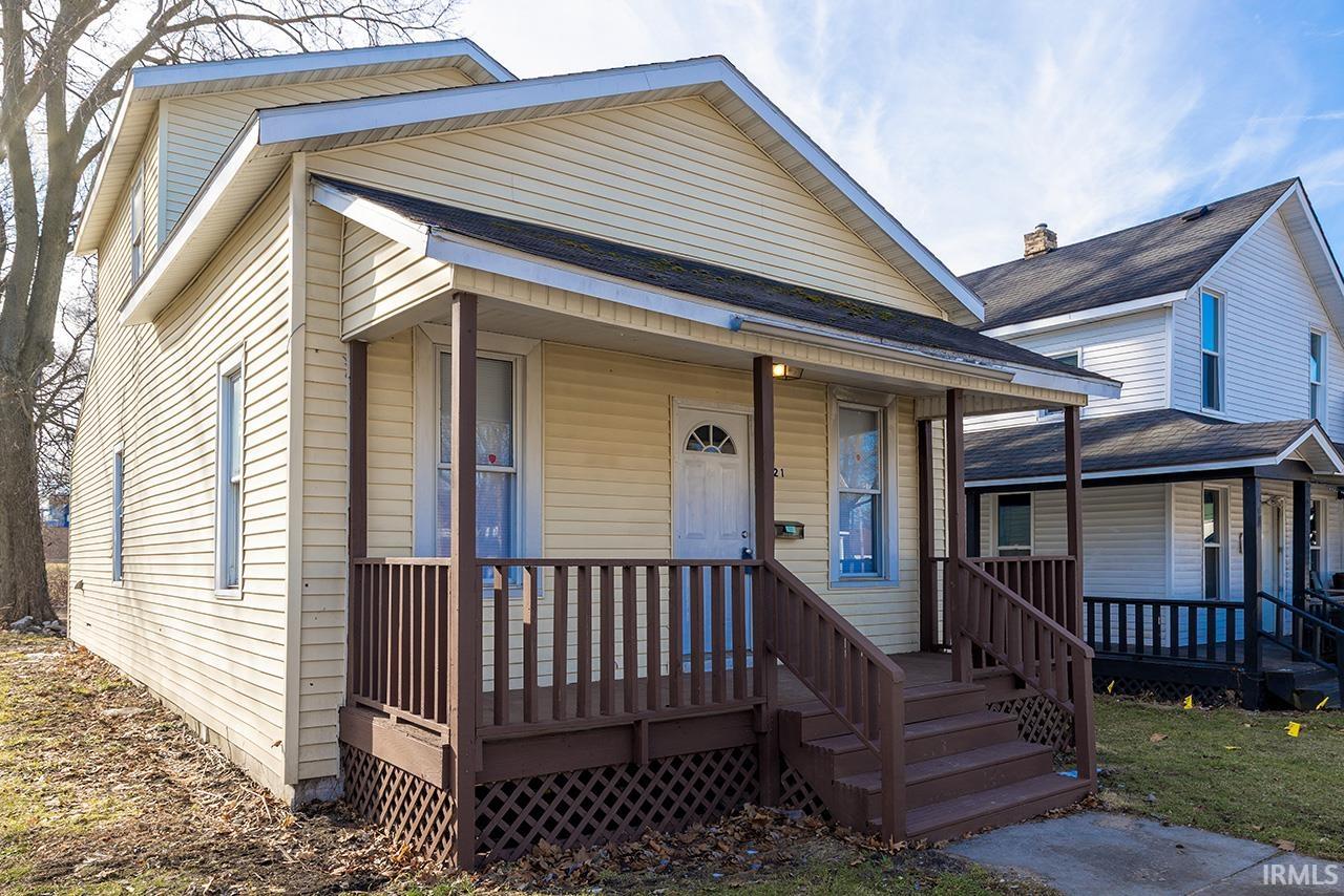 View of front facade with a porch