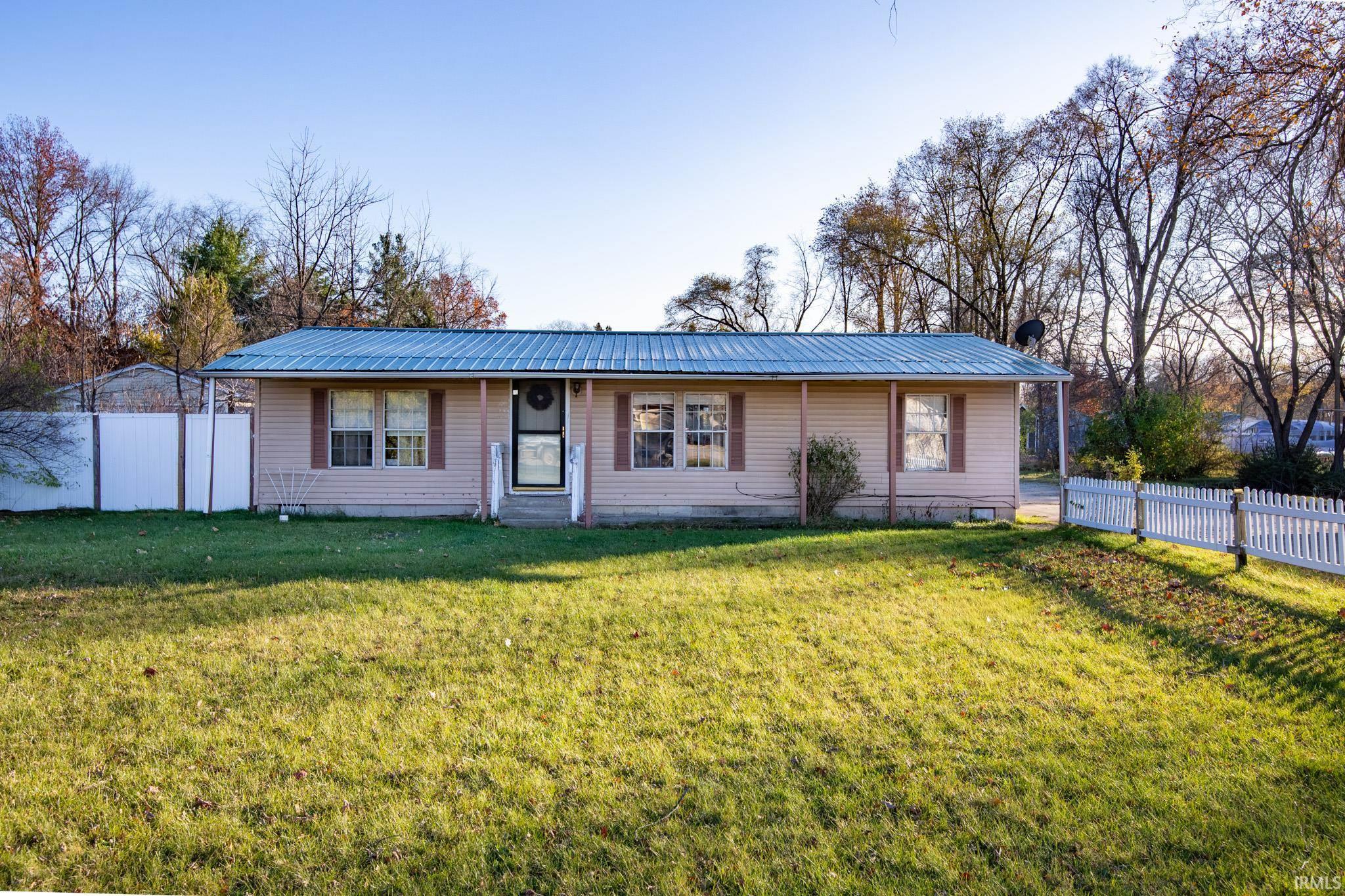 Ranch-style house featuring a metal roof