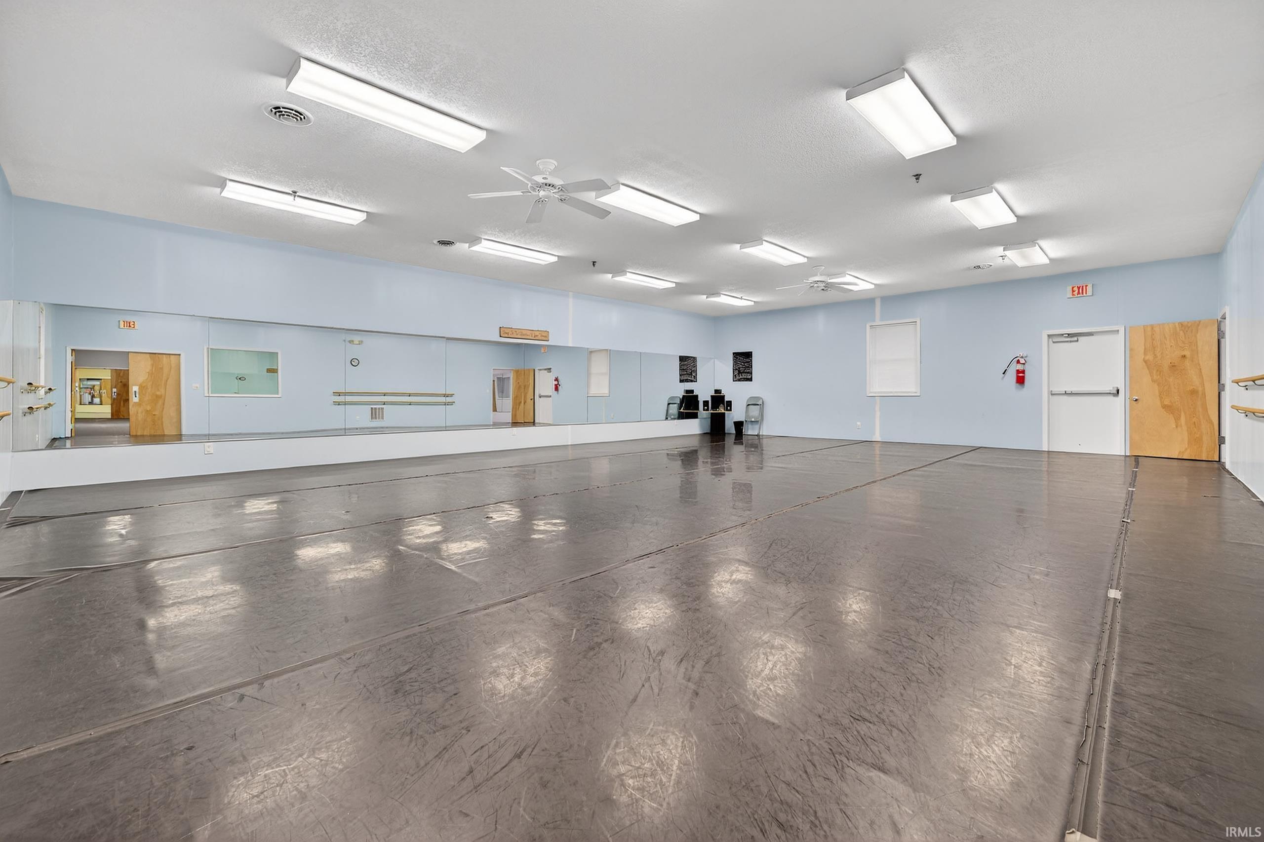 Misc room with a ceiling fan