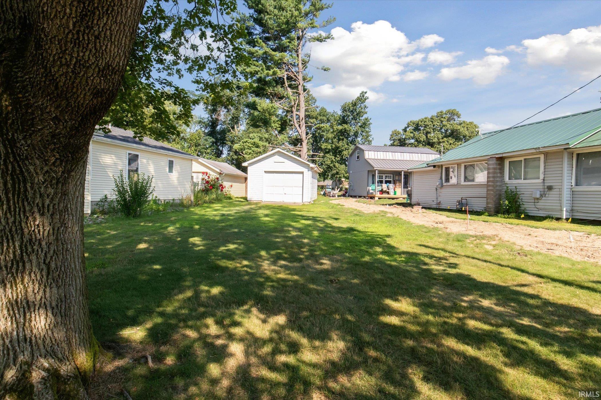 View of grassy yard featuring an outdoor structure