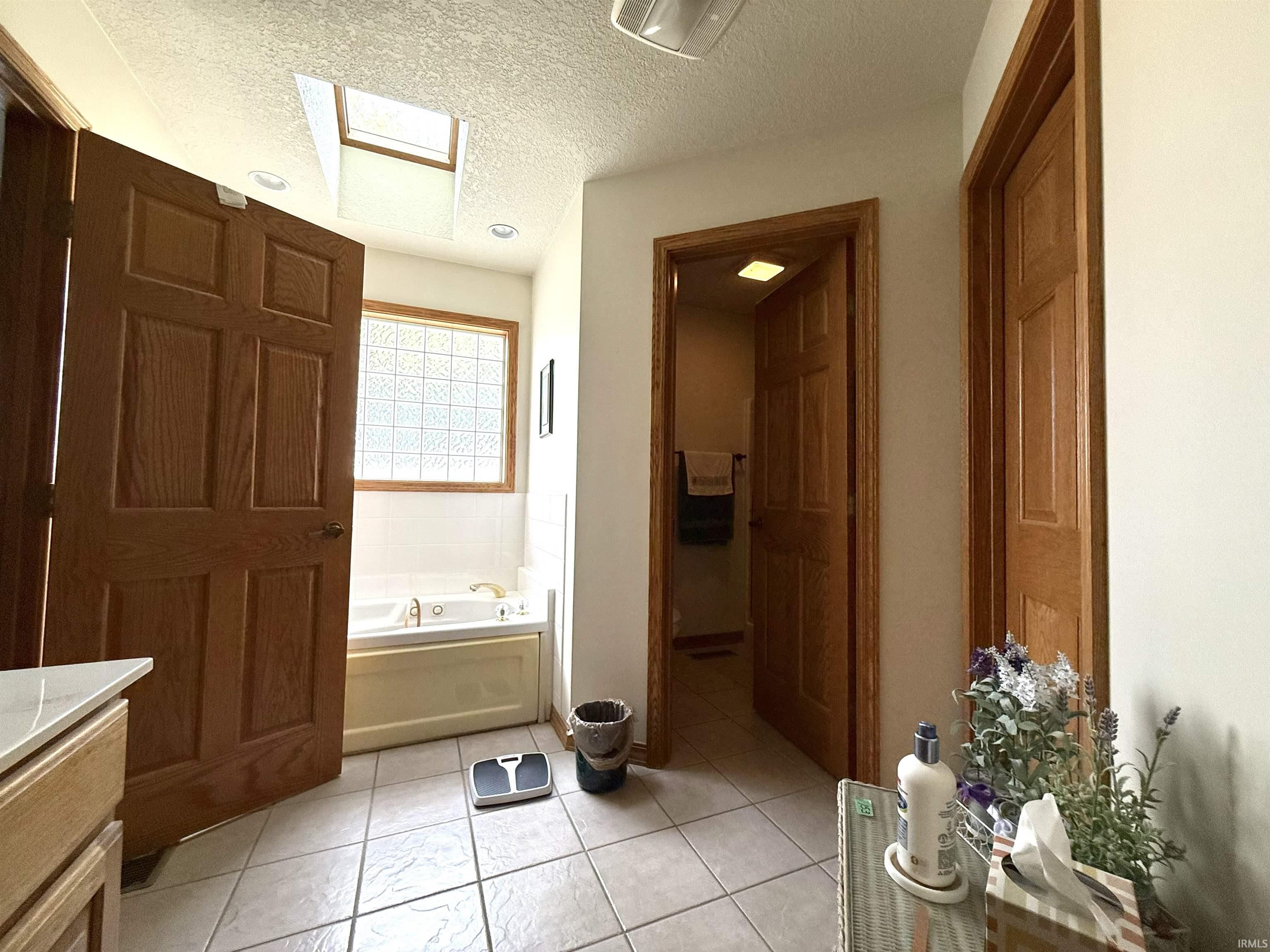 Photo 14 of 927 Woodridge Court