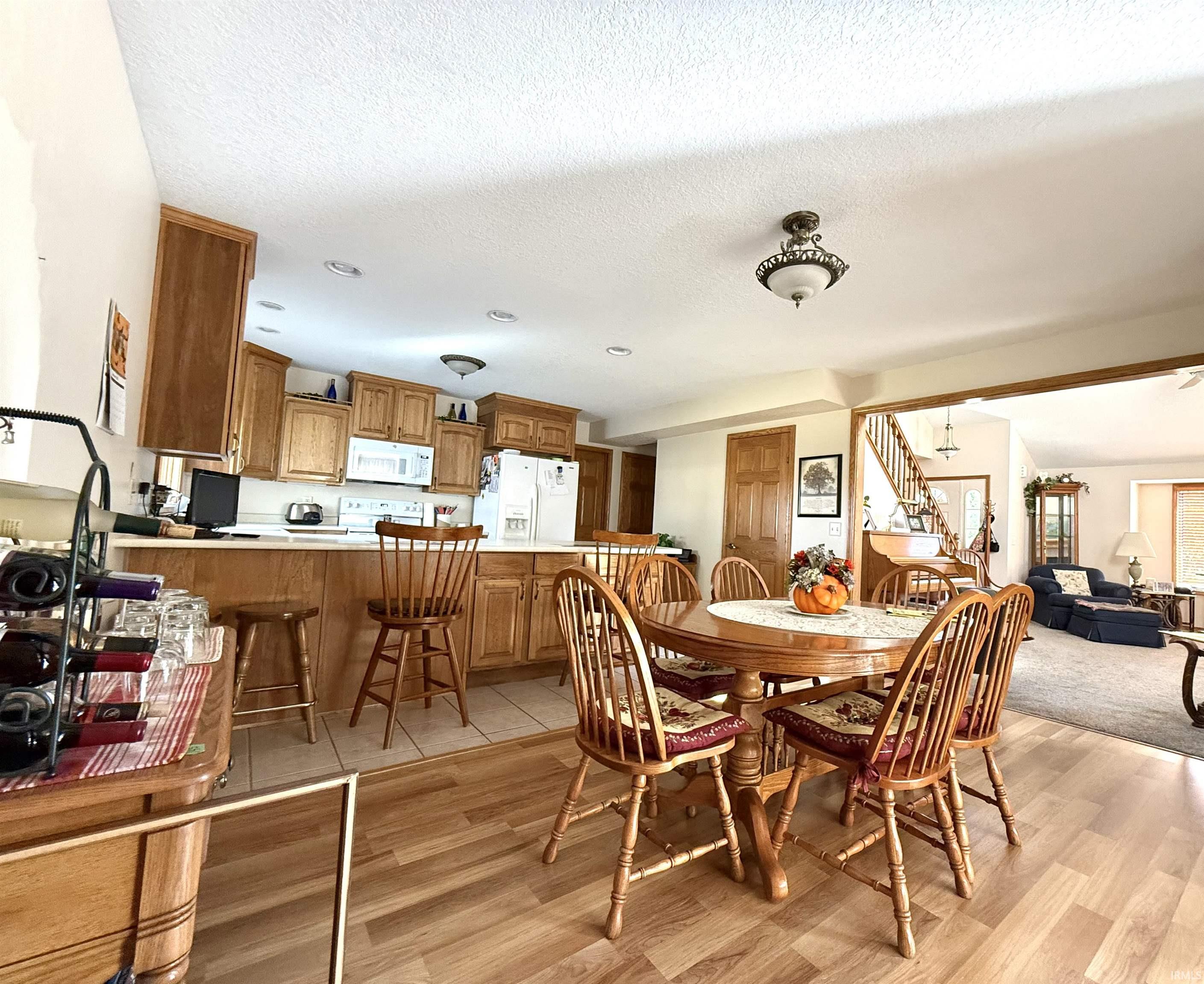 Photo 3 of 927 Woodridge Court