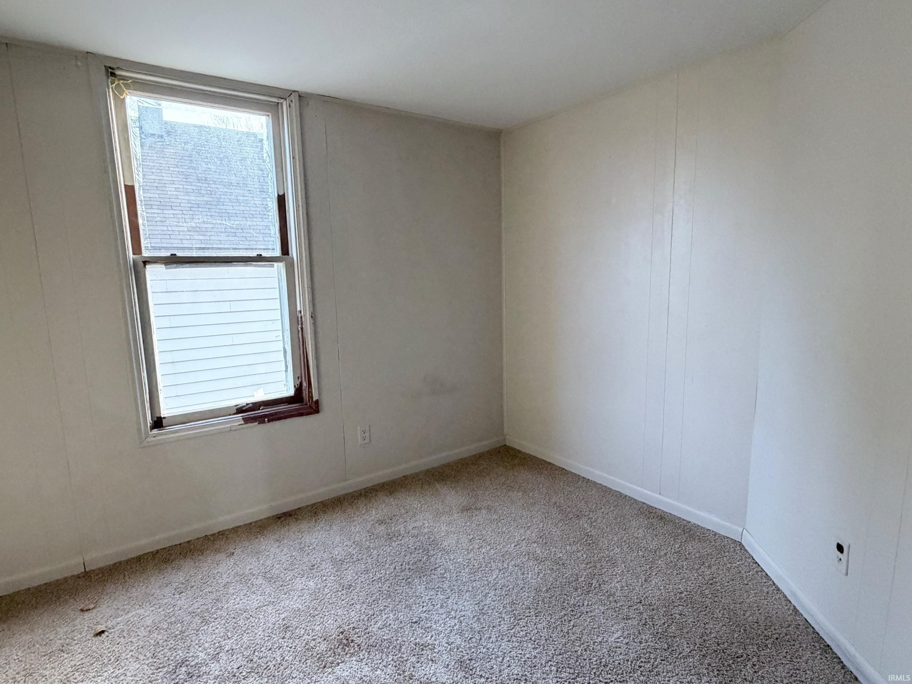 Unfurnished room with carpet flooring