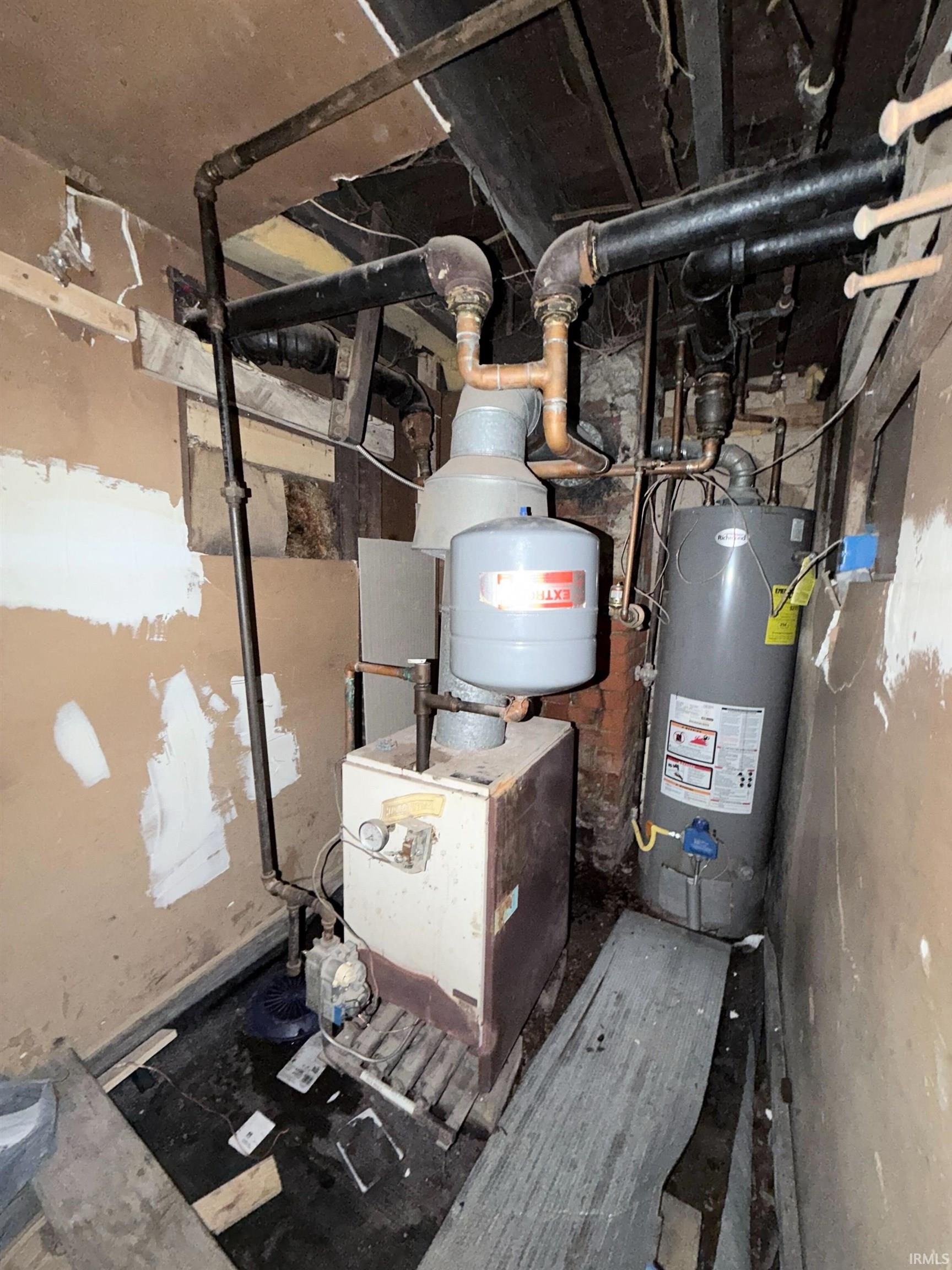 Utility room with gas water heater and a heating unit