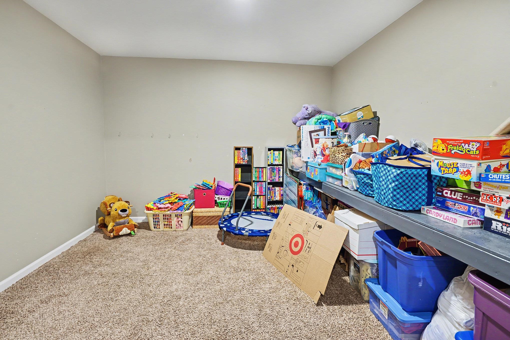 Rec room with carpet flooring and baseboards