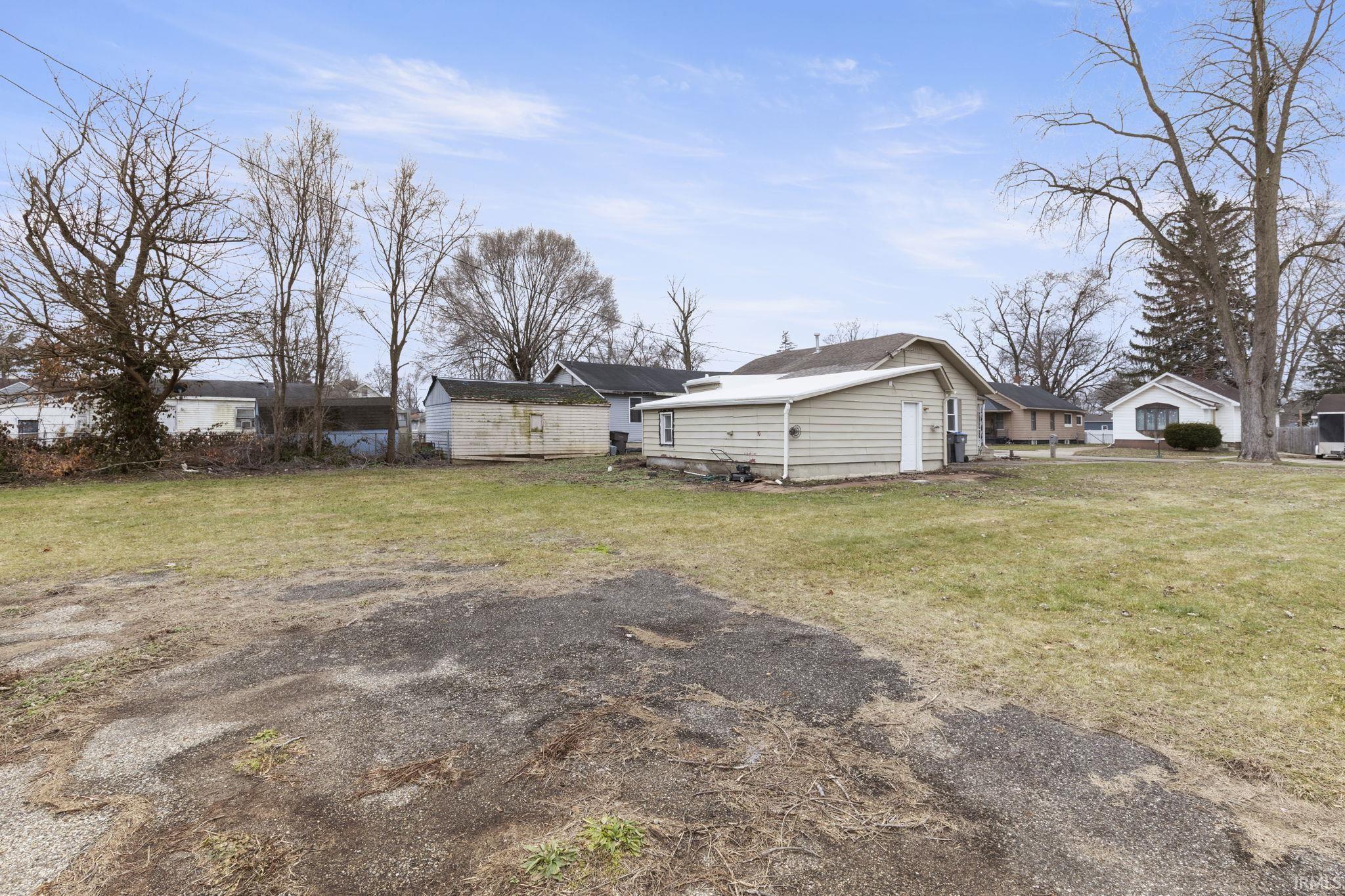View of grassy yard featuring an outdoor structure