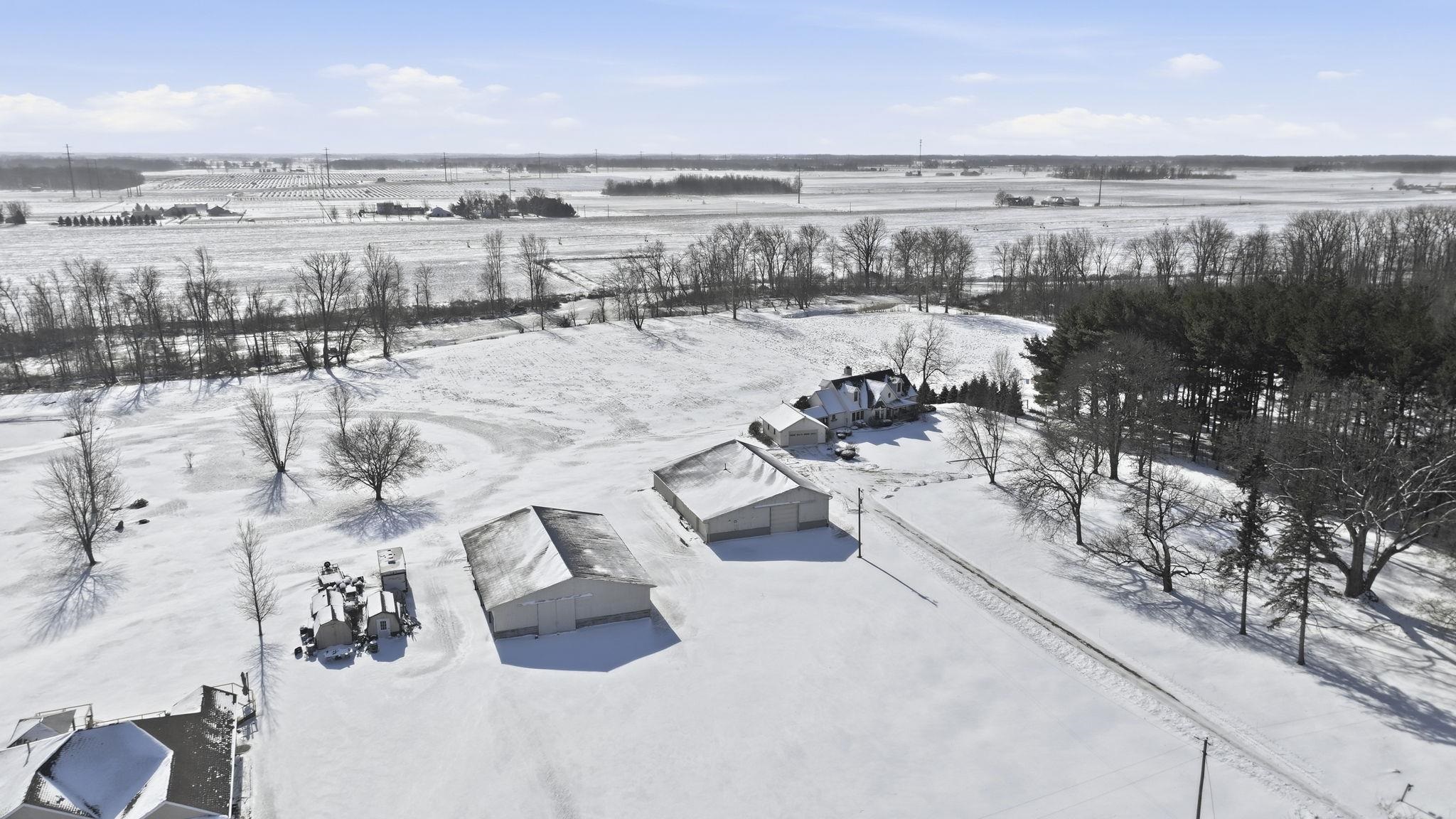 Snowy aerial view with a view of rural / pastoral area