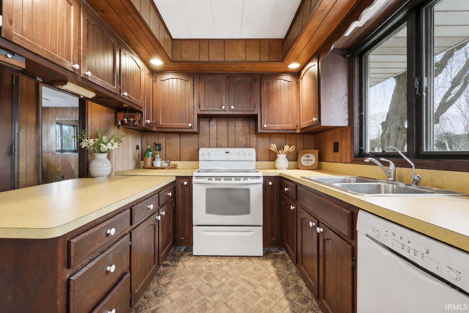 Photo 1 of 0690 E 635 S - Dallas Lake.