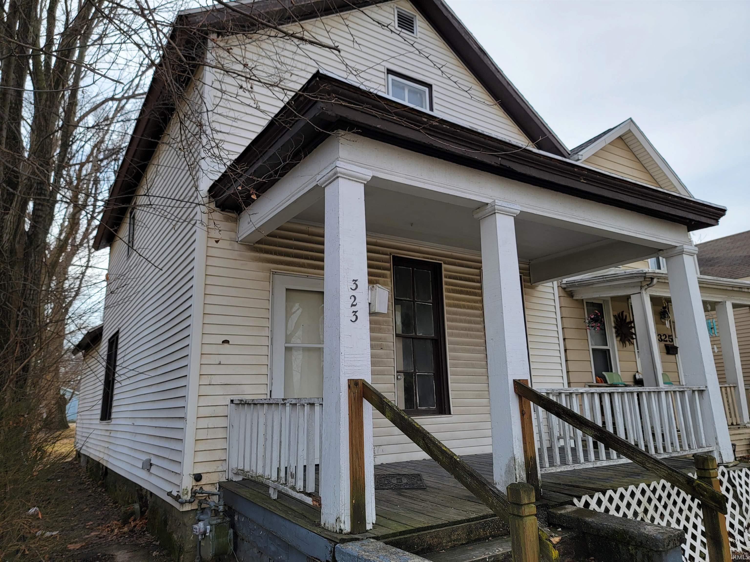 Doorway to property with a porch