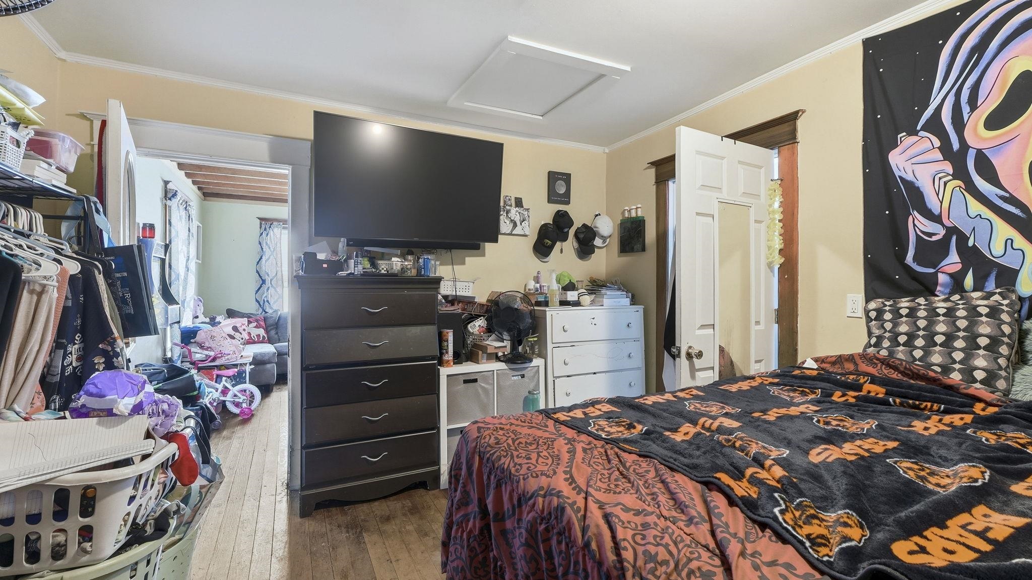 Photo 10 of 202 E Whitley Street