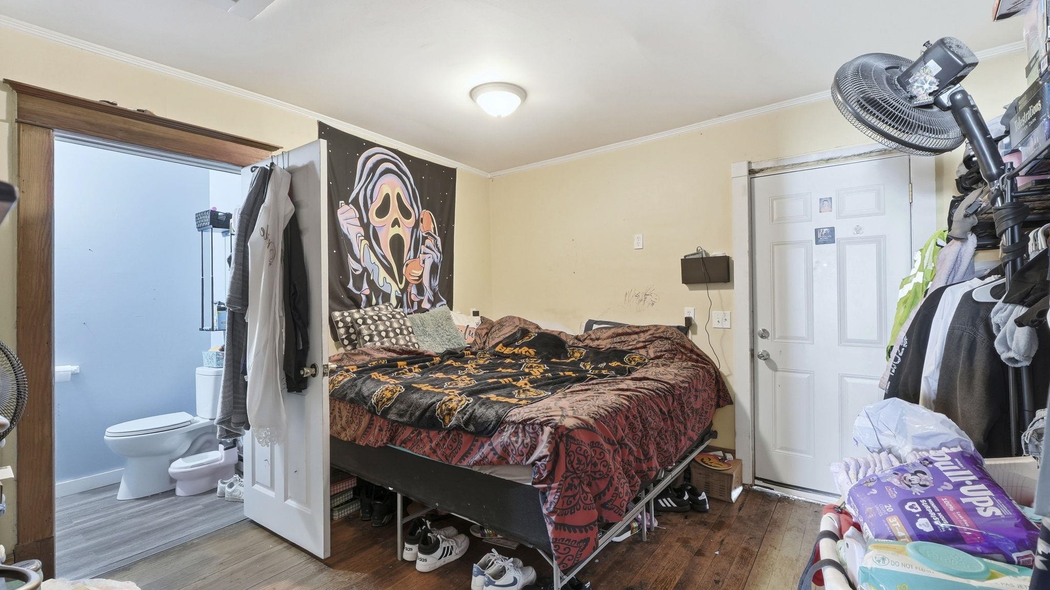 Photo 11 of 202 E Whitley Street