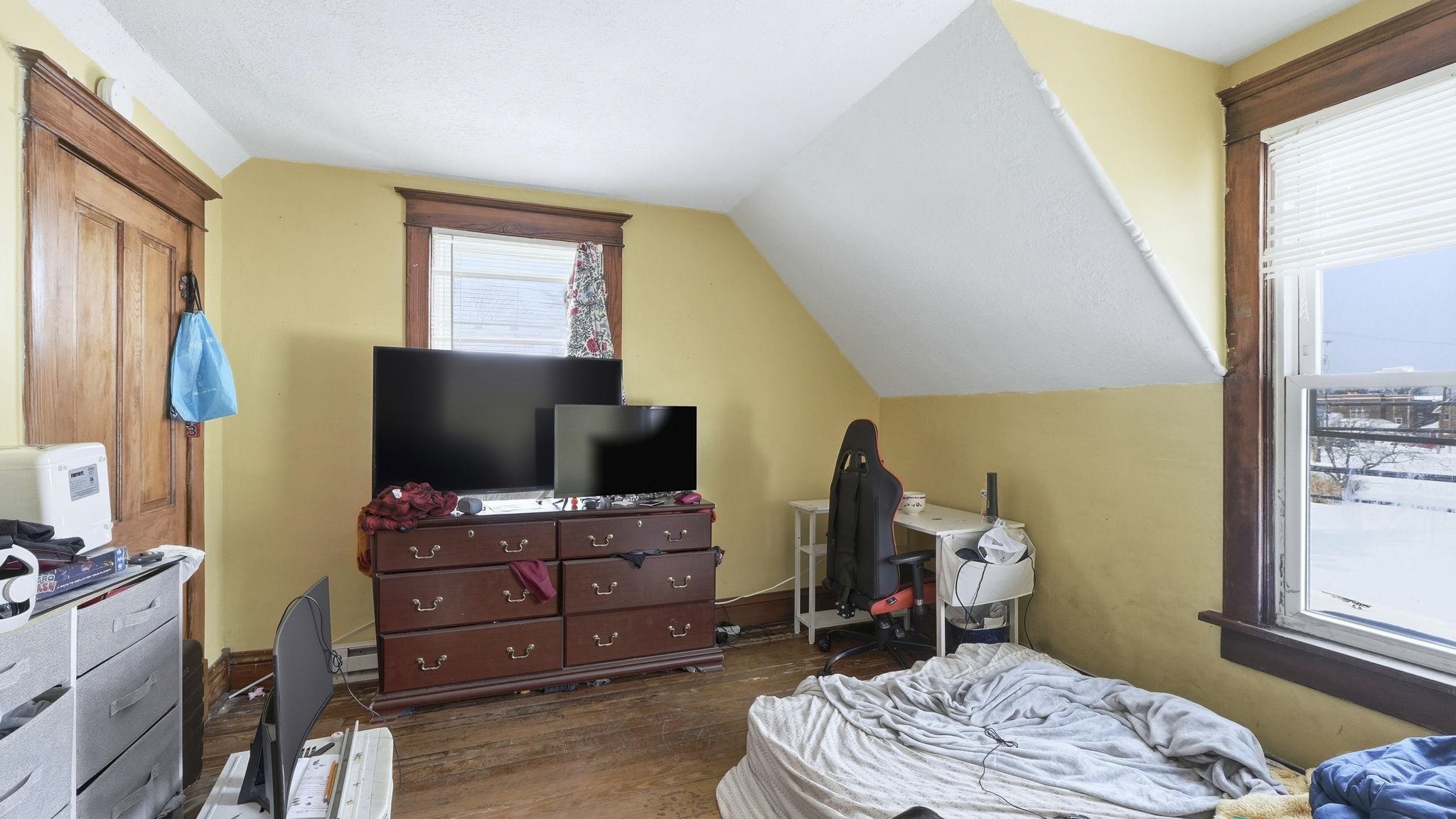 Photo 12 of 202 E Whitley Street