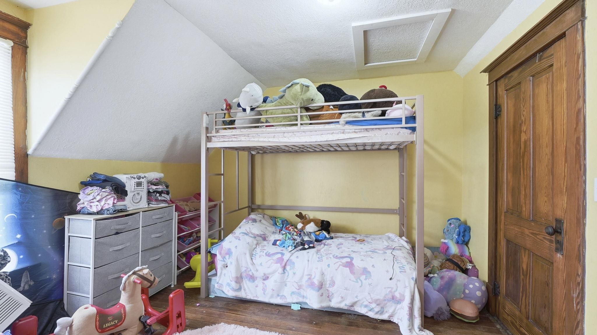 Photo 13 of 202 E Whitley Street