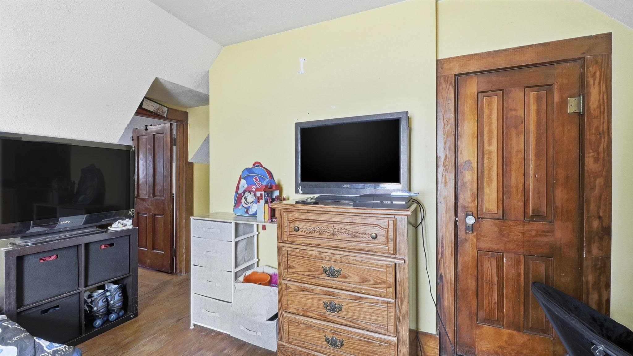 Photo 18 of 202 E Whitley Street