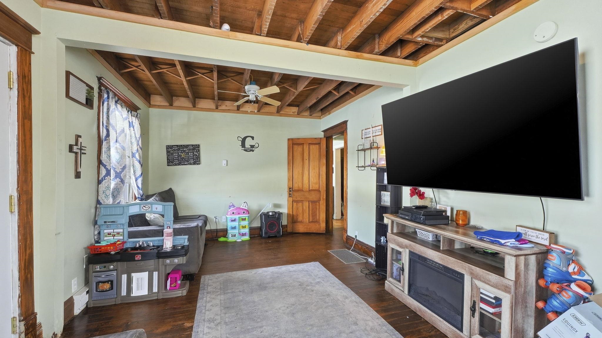 Photo 2 of 202 E Whitley Street