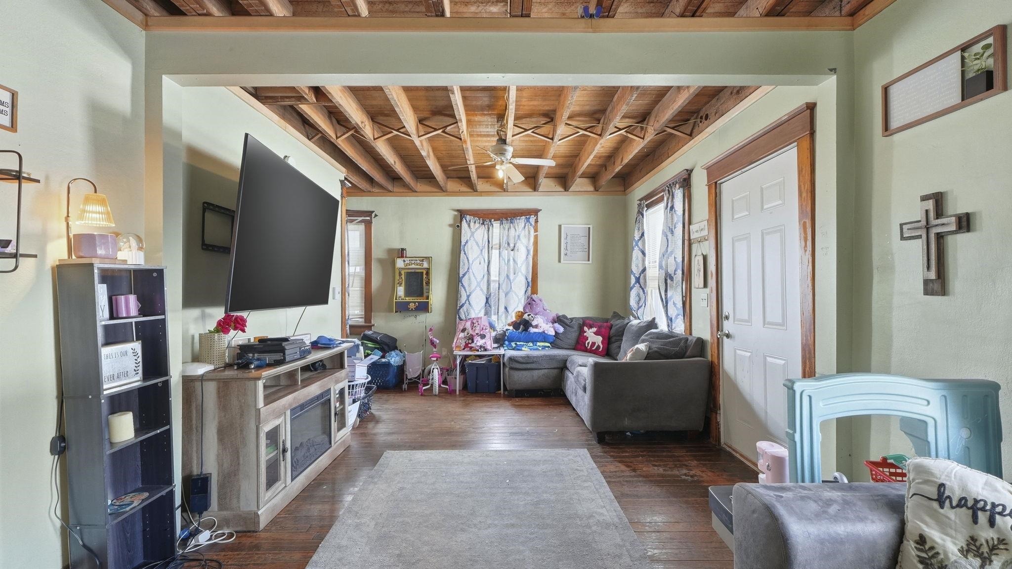 Photo 4 of 202 E Whitley Street