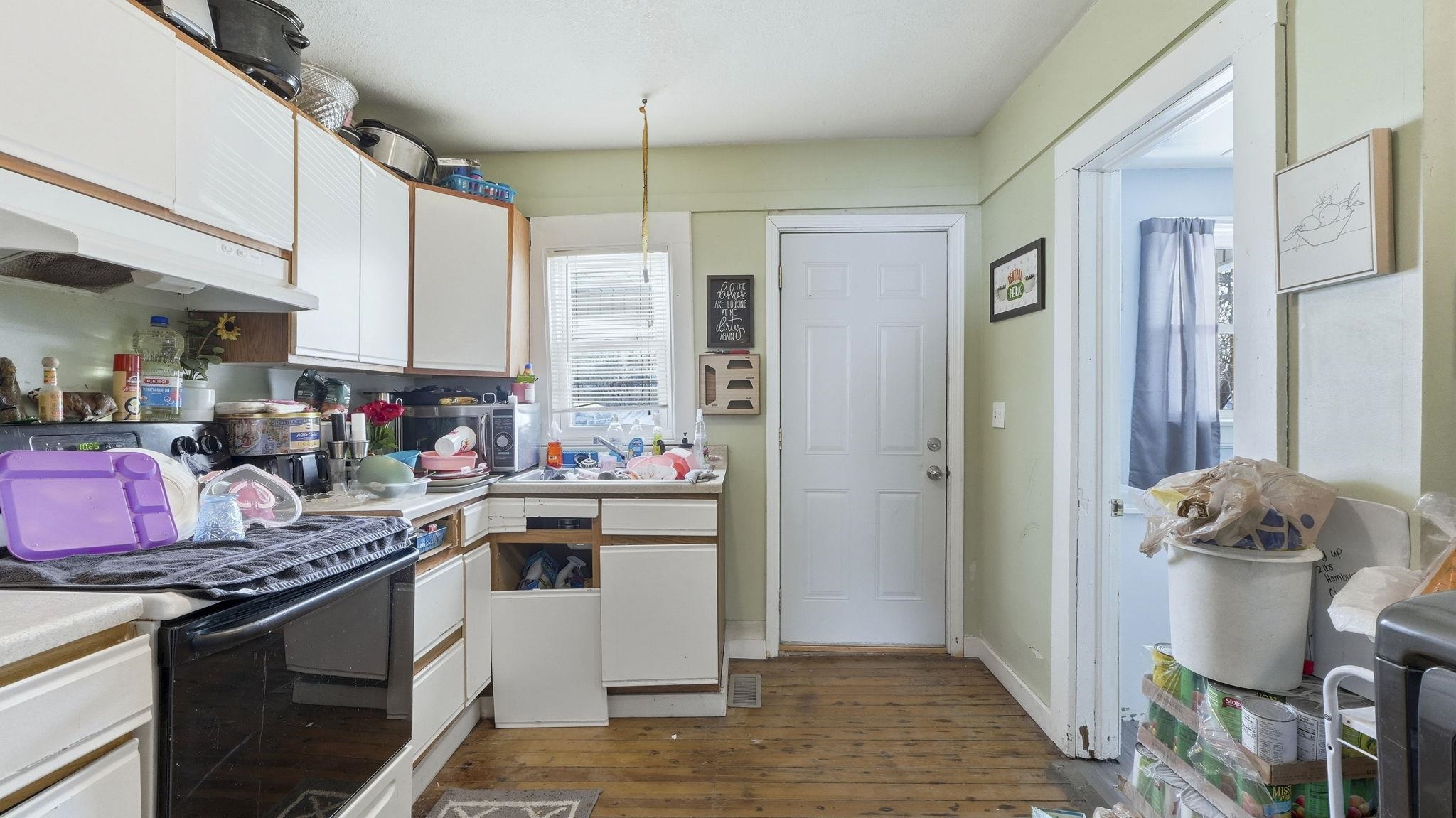 Photo 6 of 202 E Whitley Street