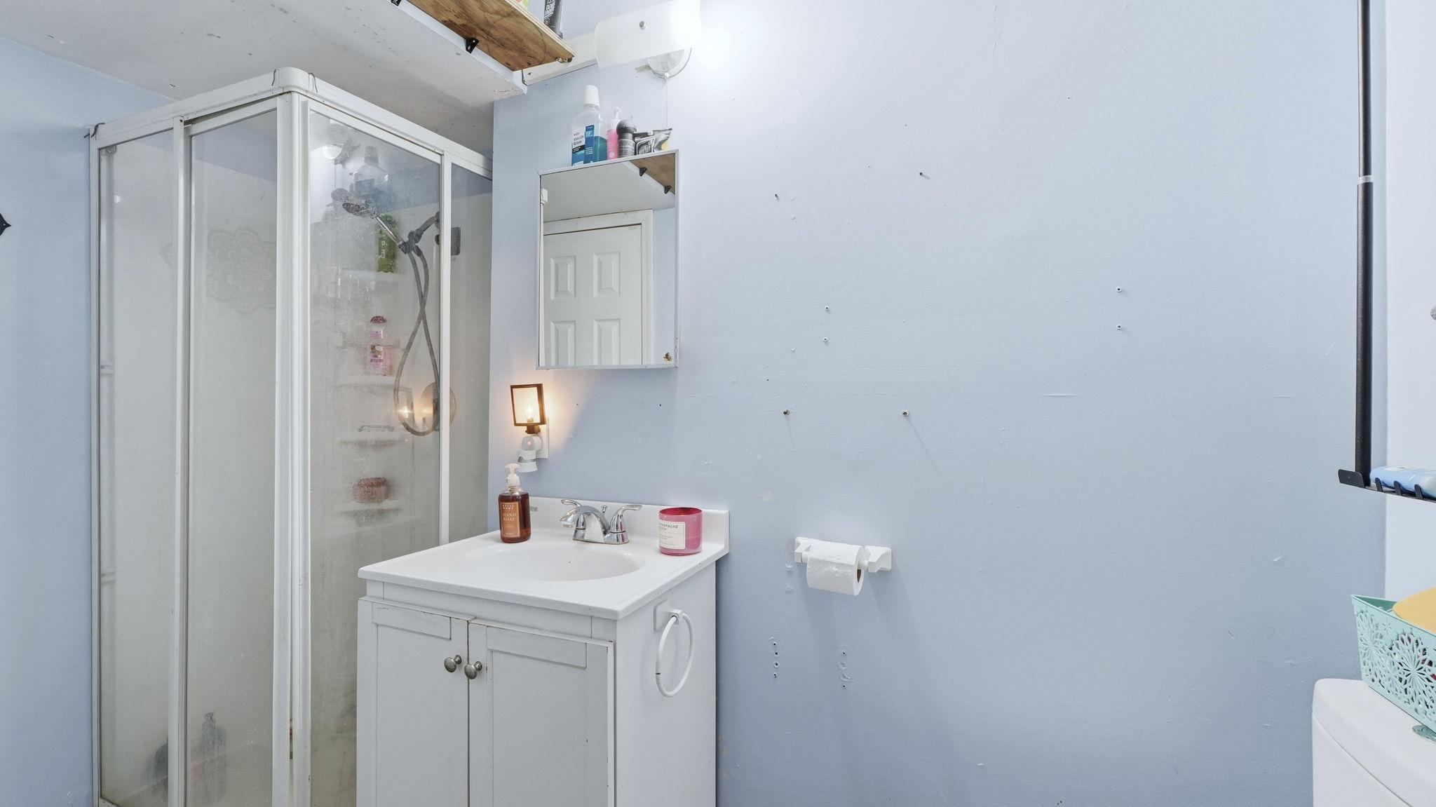 Photo 9 of 202 E Whitley Street