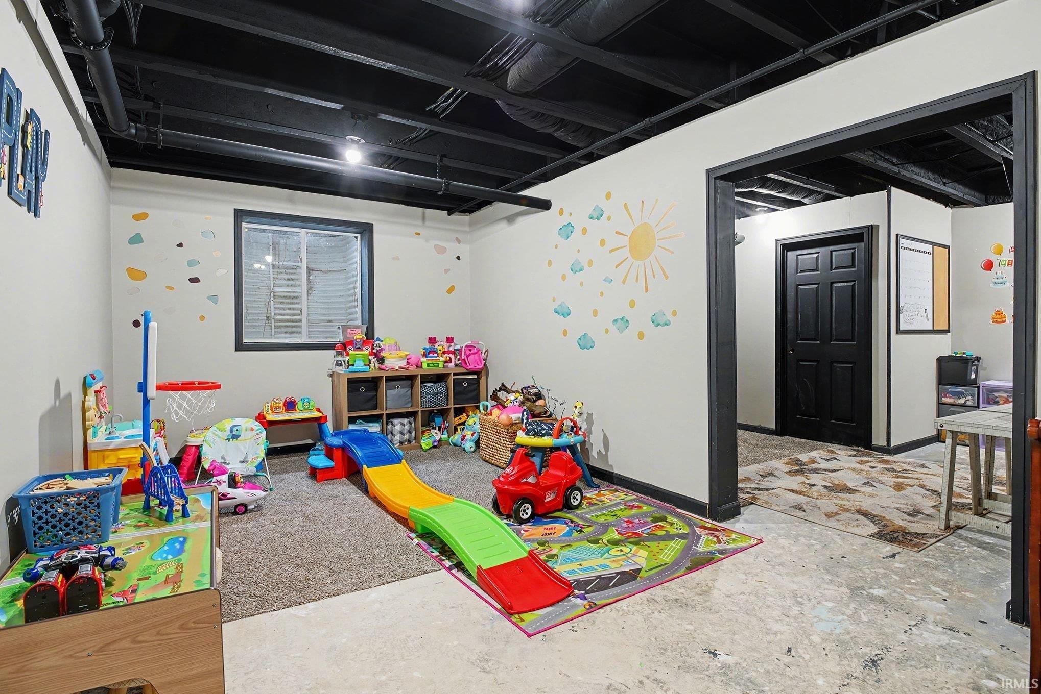 Playroom featuring baseboards