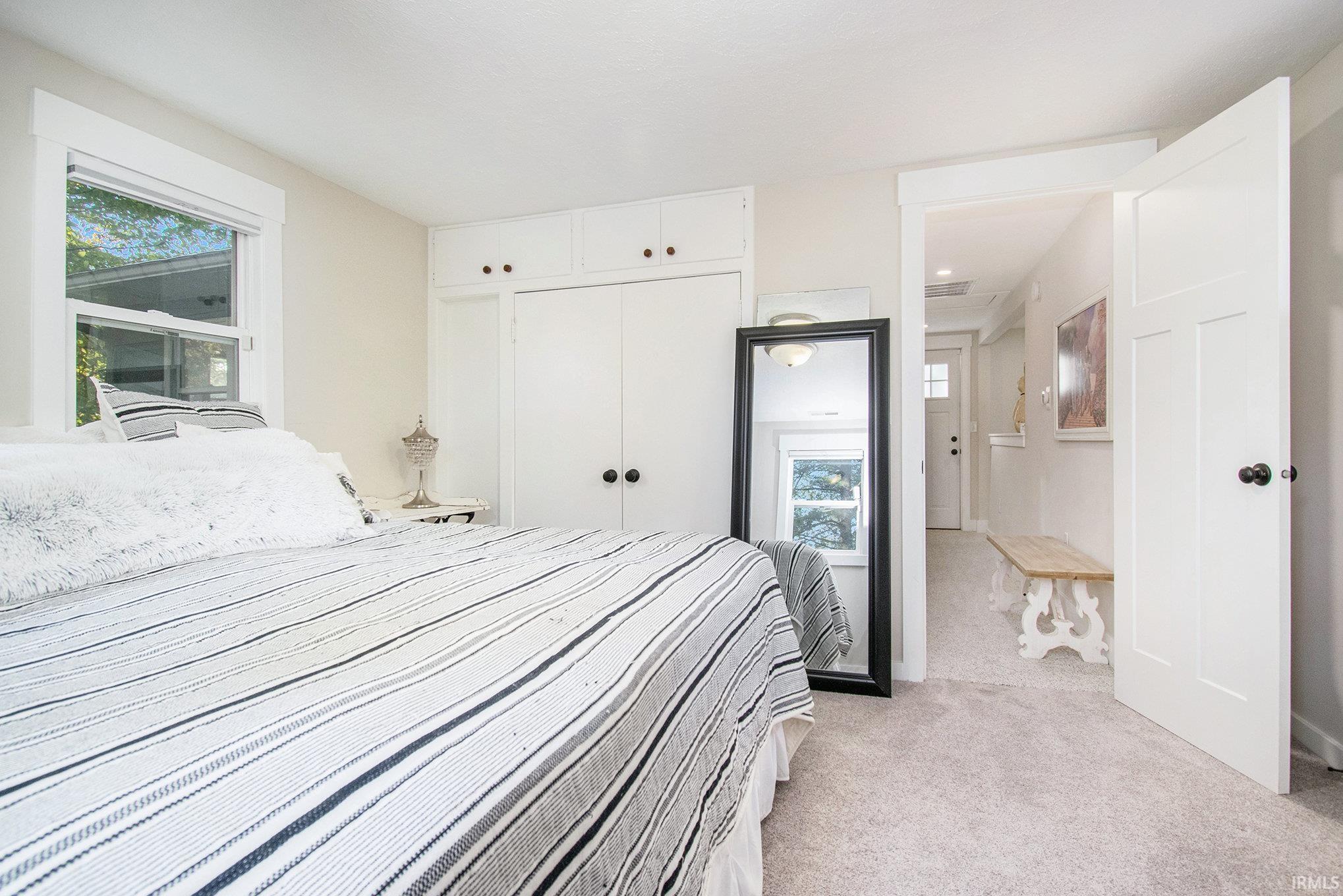 Standing mirror stays