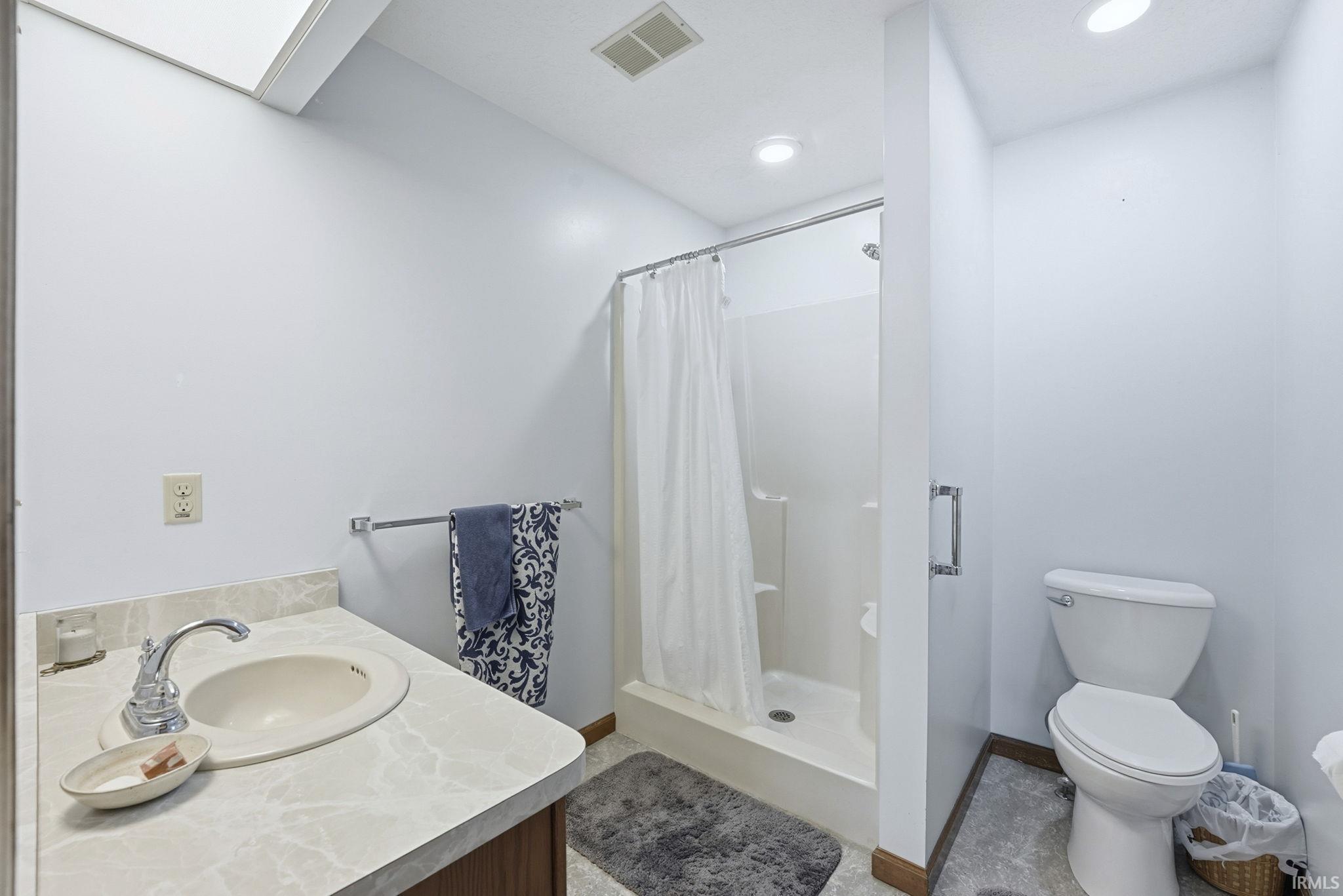 Photo 13 of 2105 Oakwood Drive