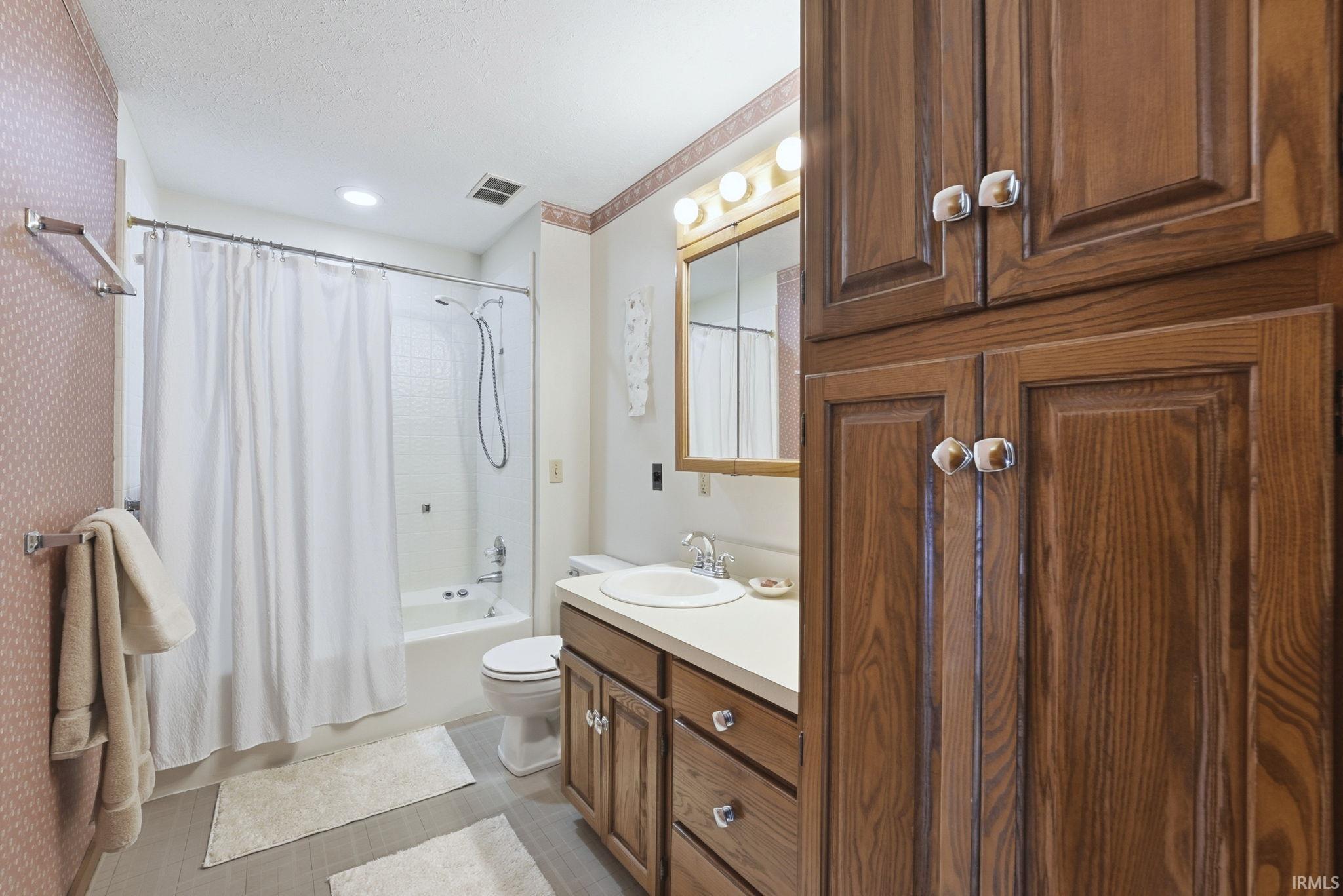 Photo 15 of 2105 Oakwood Drive